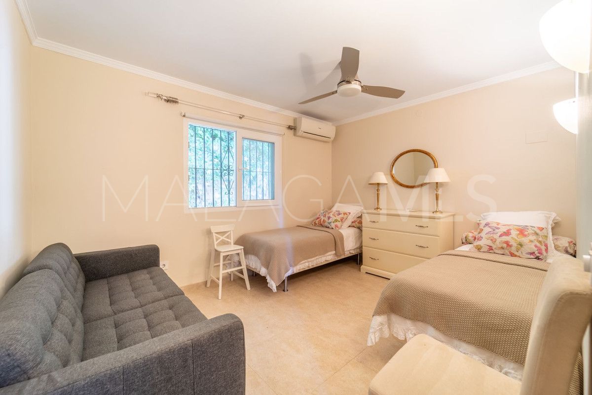 Villa for sale in Benalmadena