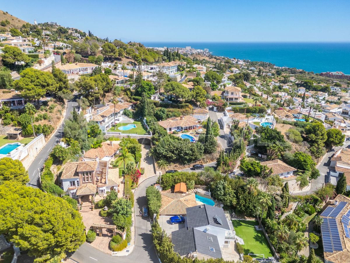 Villa for sale in Benalmadena