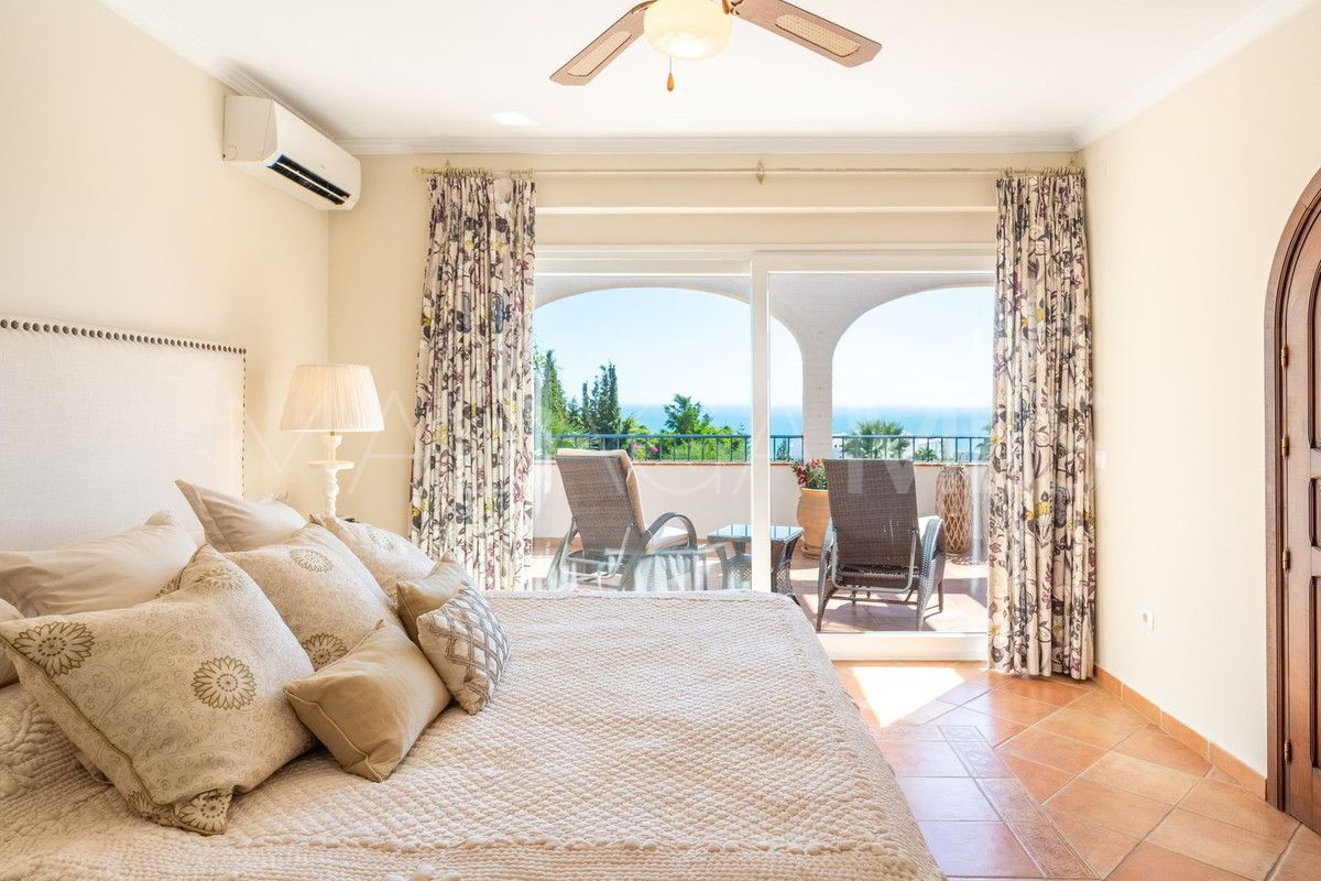 Villa for sale in Benalmadena