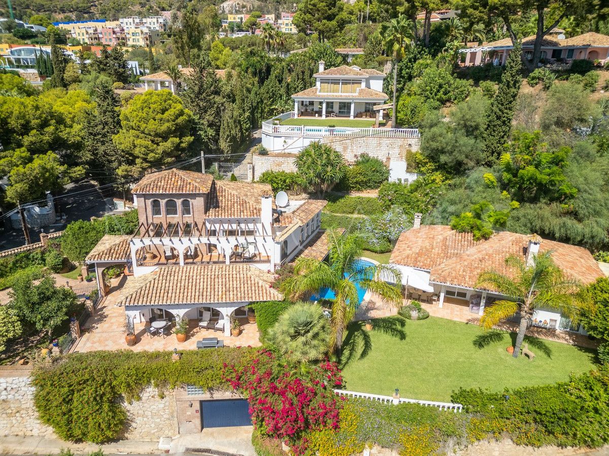 Villa for sale in Benalmadena