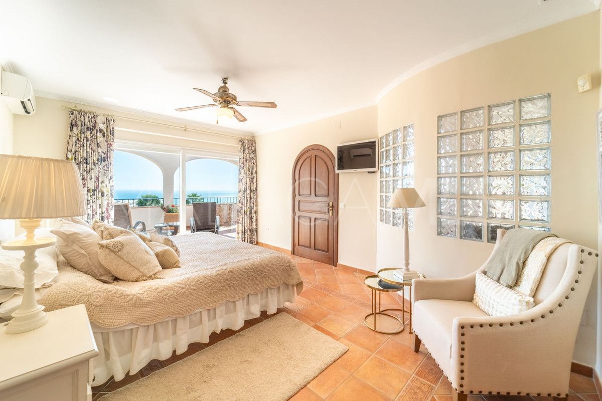 Villa for sale in Benalmadena