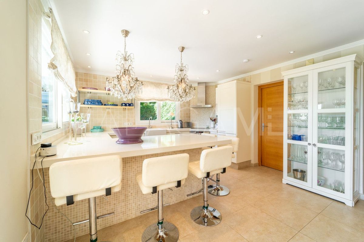 Villa for sale in Benalmadena