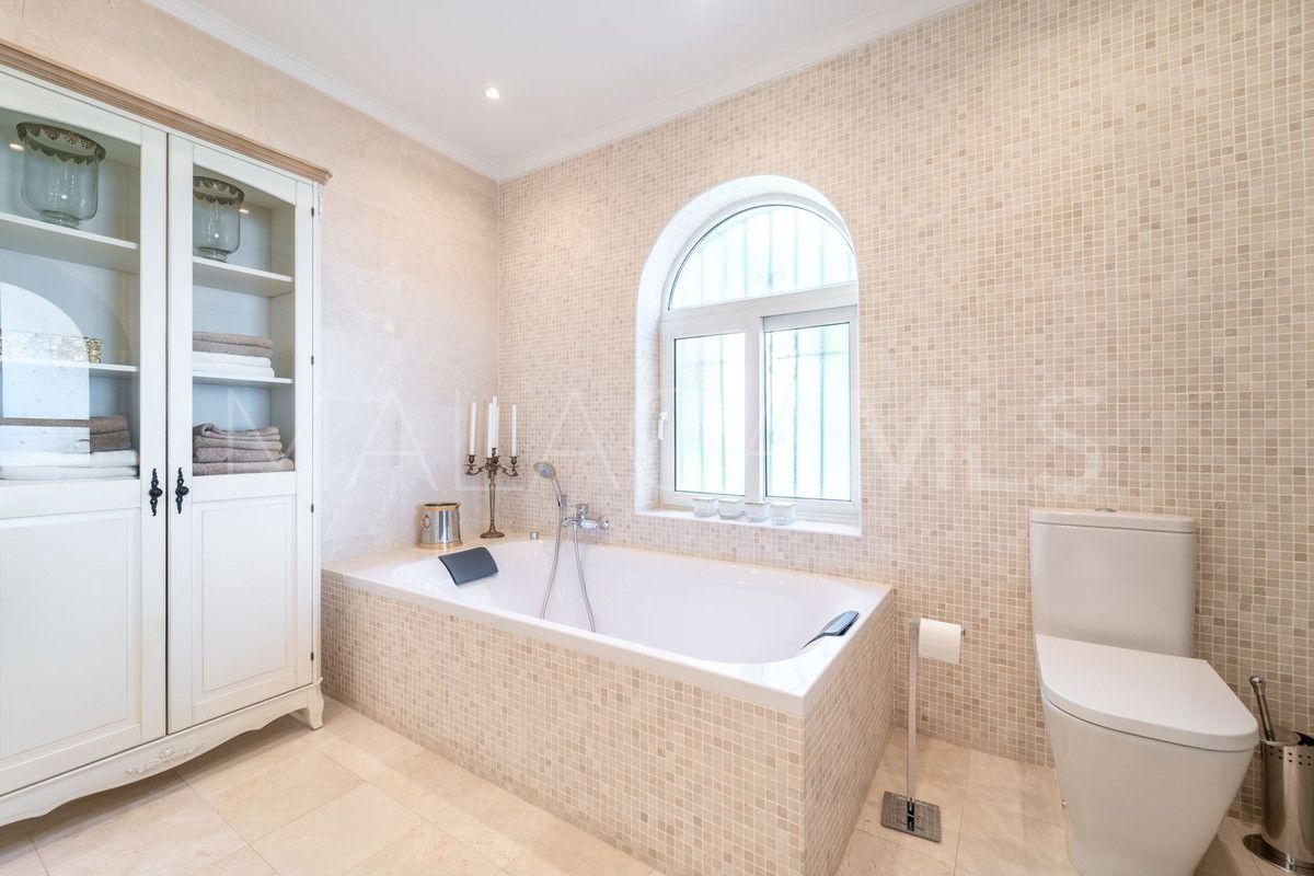 Villa for sale in Benalmadena