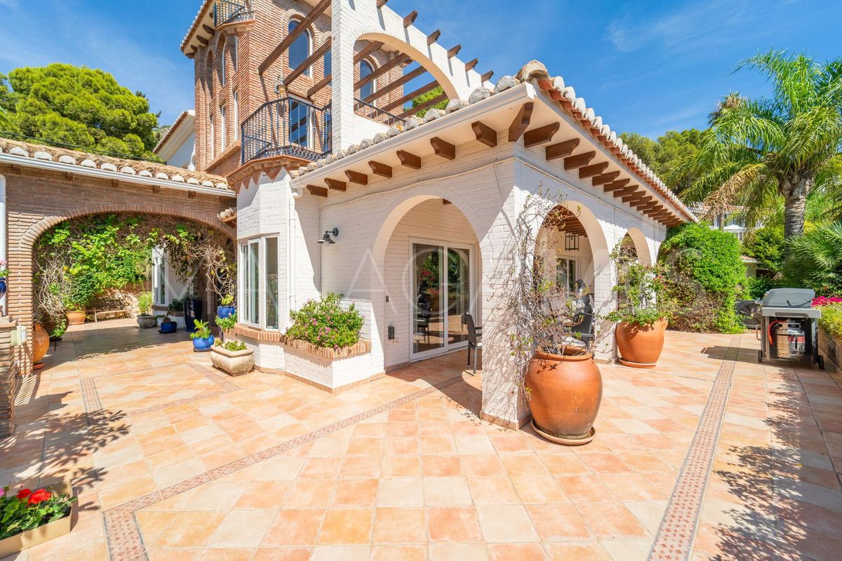 Villa for sale in Benalmadena