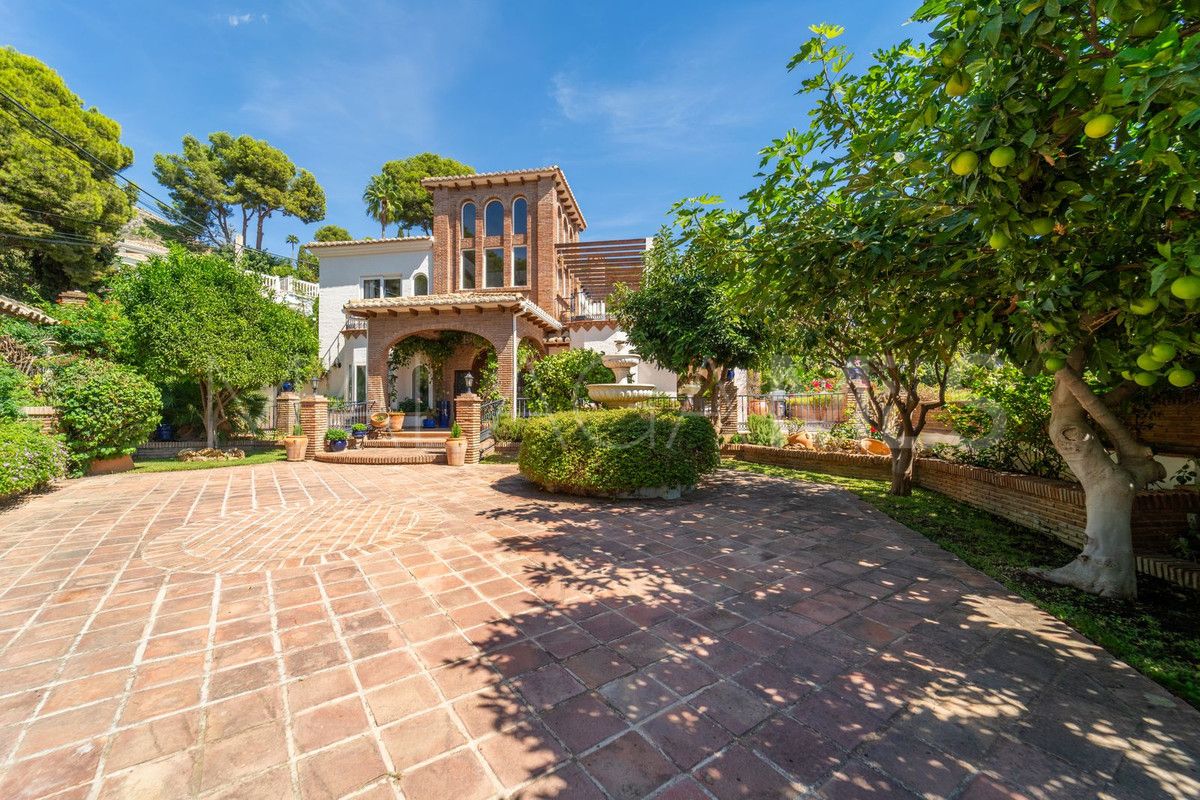 Villa for sale in Benalmadena
