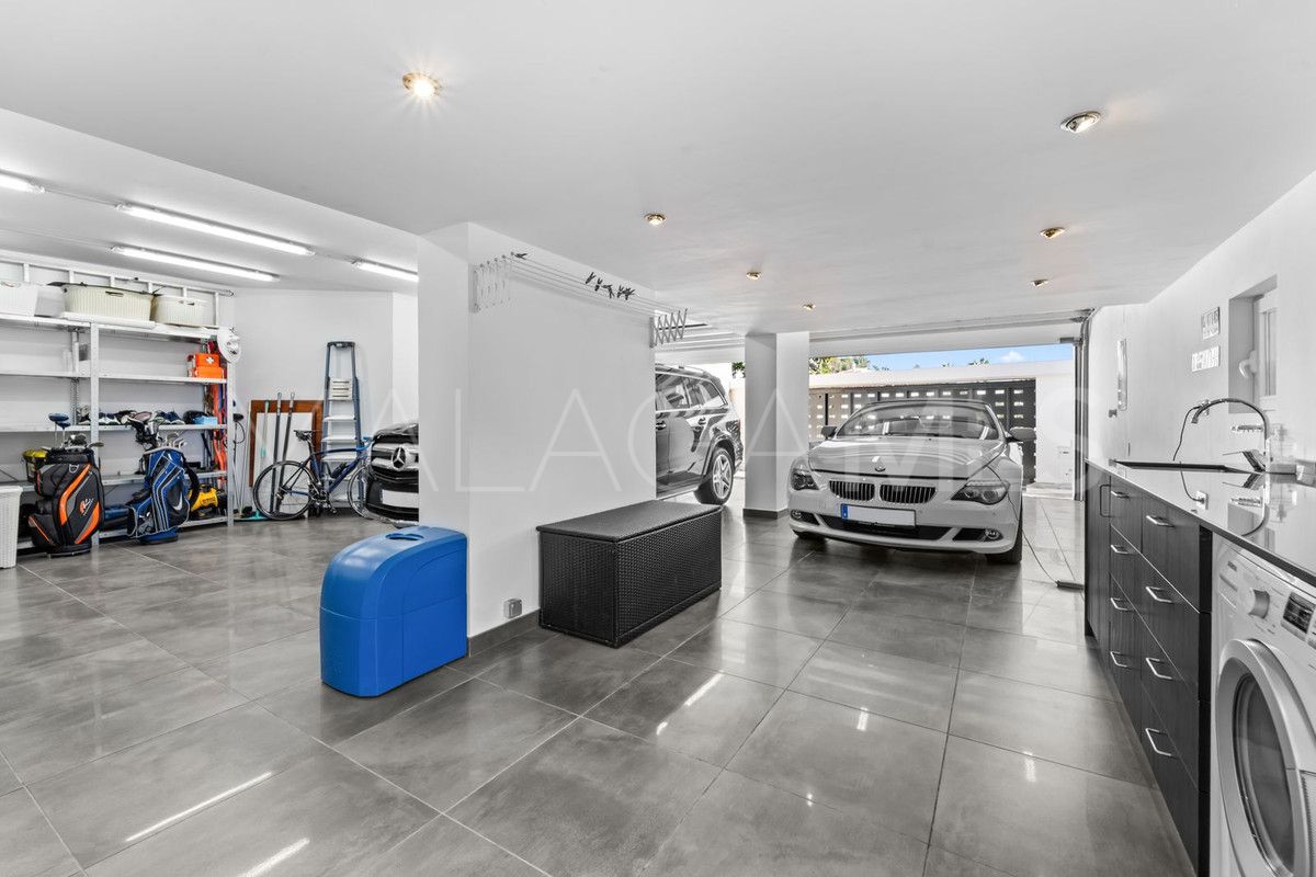 Villa for sale in Benalmadena