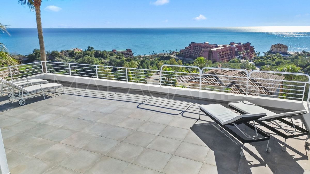 Villa for sale in Benalmadena