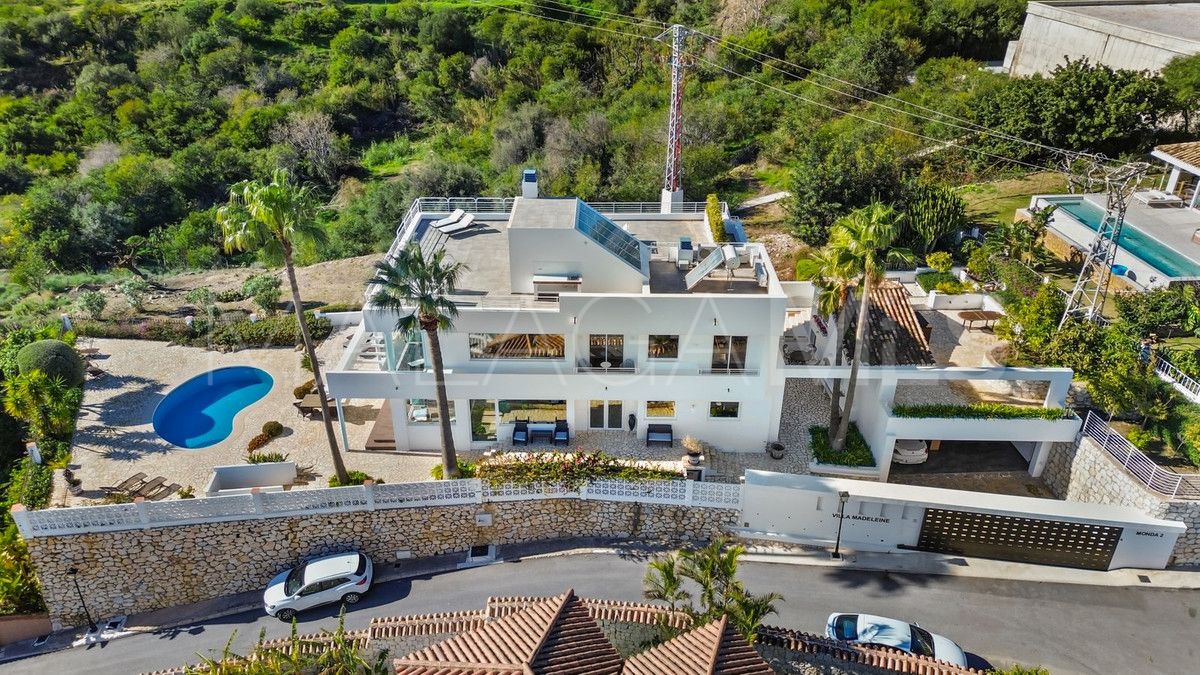 Villa for sale in Benalmadena