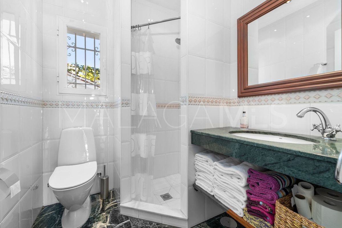 Villa for sale in Benalmadena