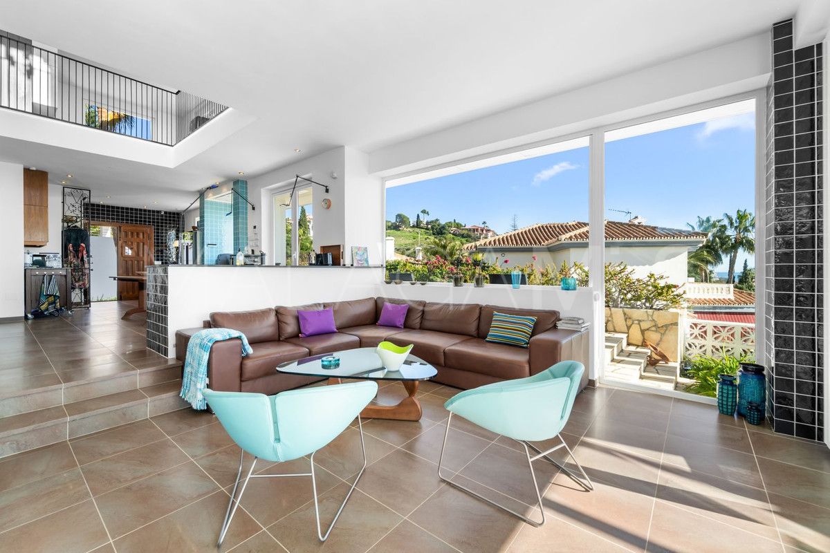 Villa for sale in Benalmadena