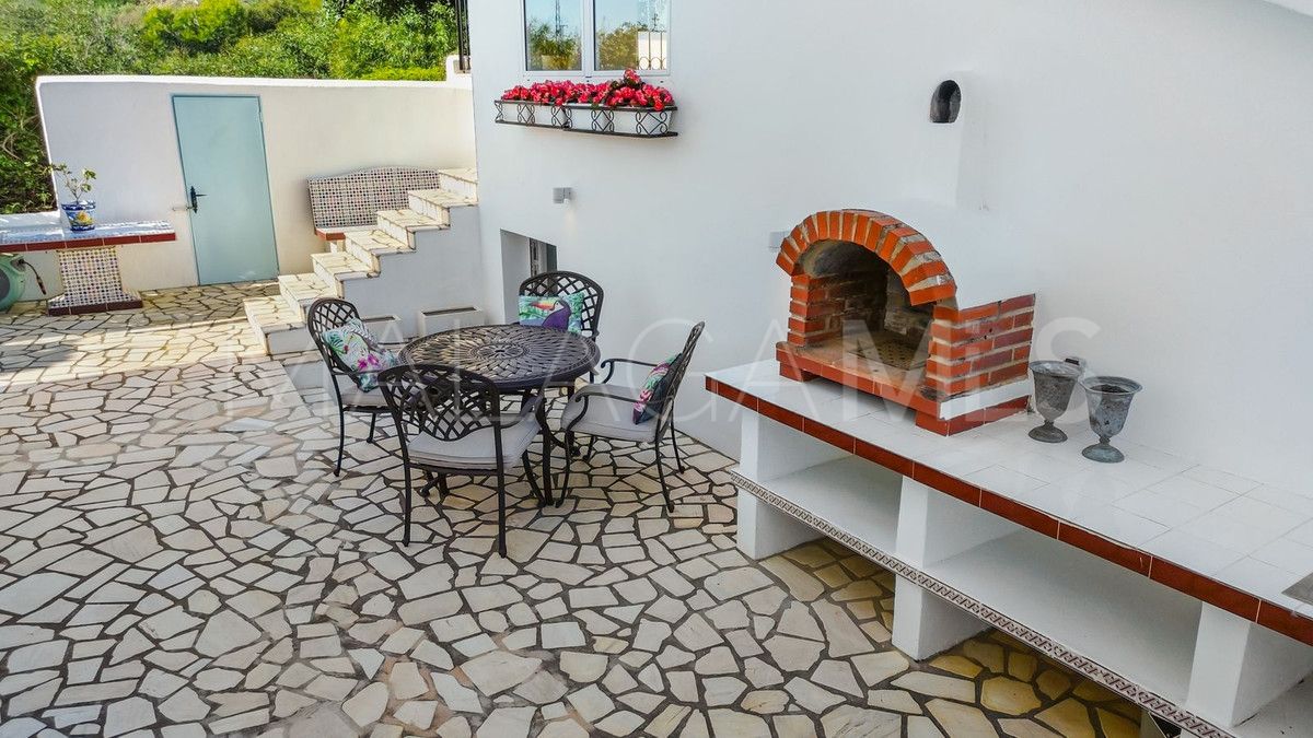 Villa for sale in Benalmadena