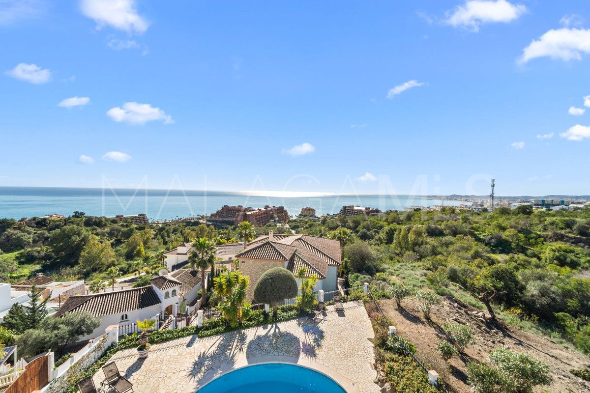 Villa for sale in Benalmadena