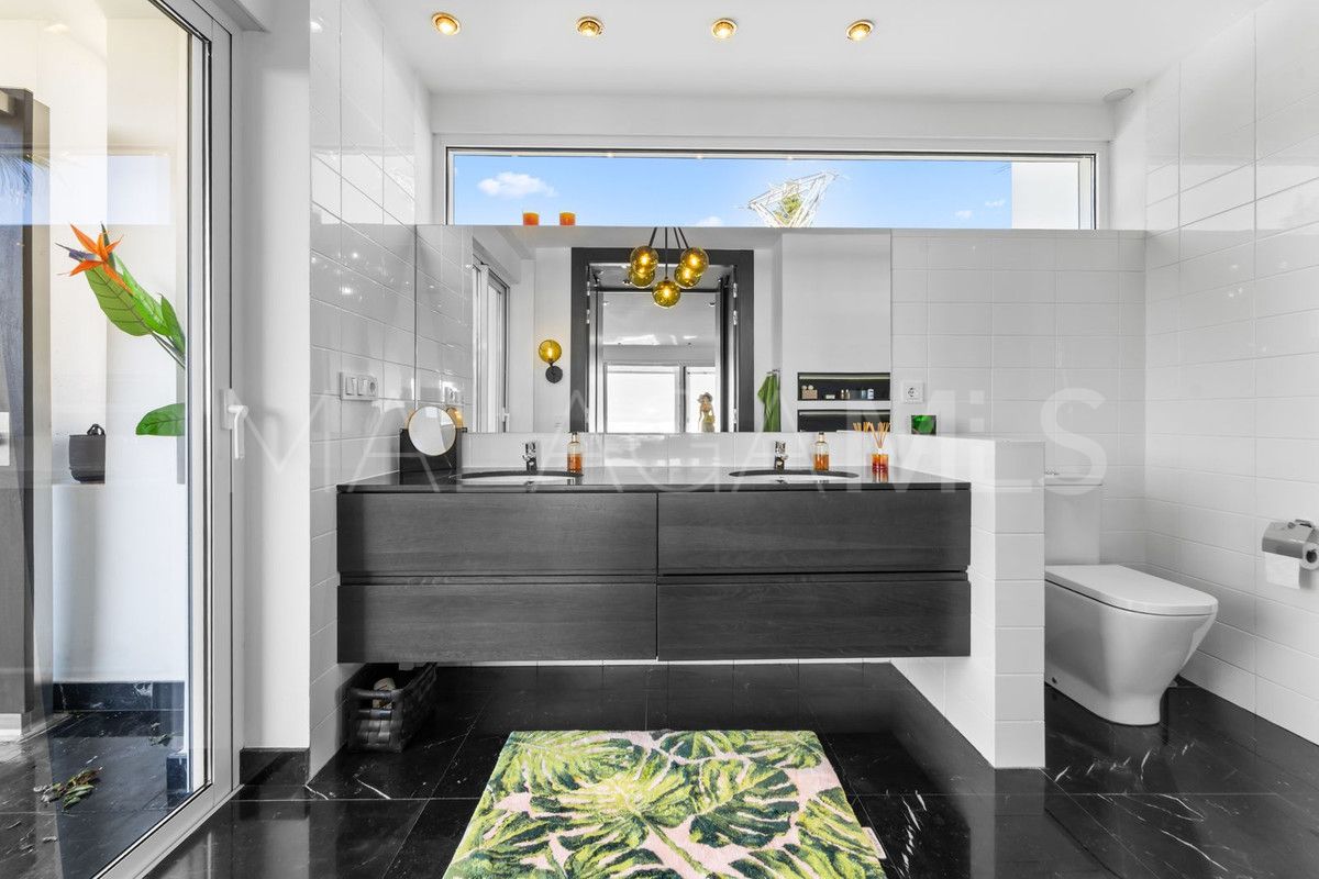 Villa for sale in Benalmadena