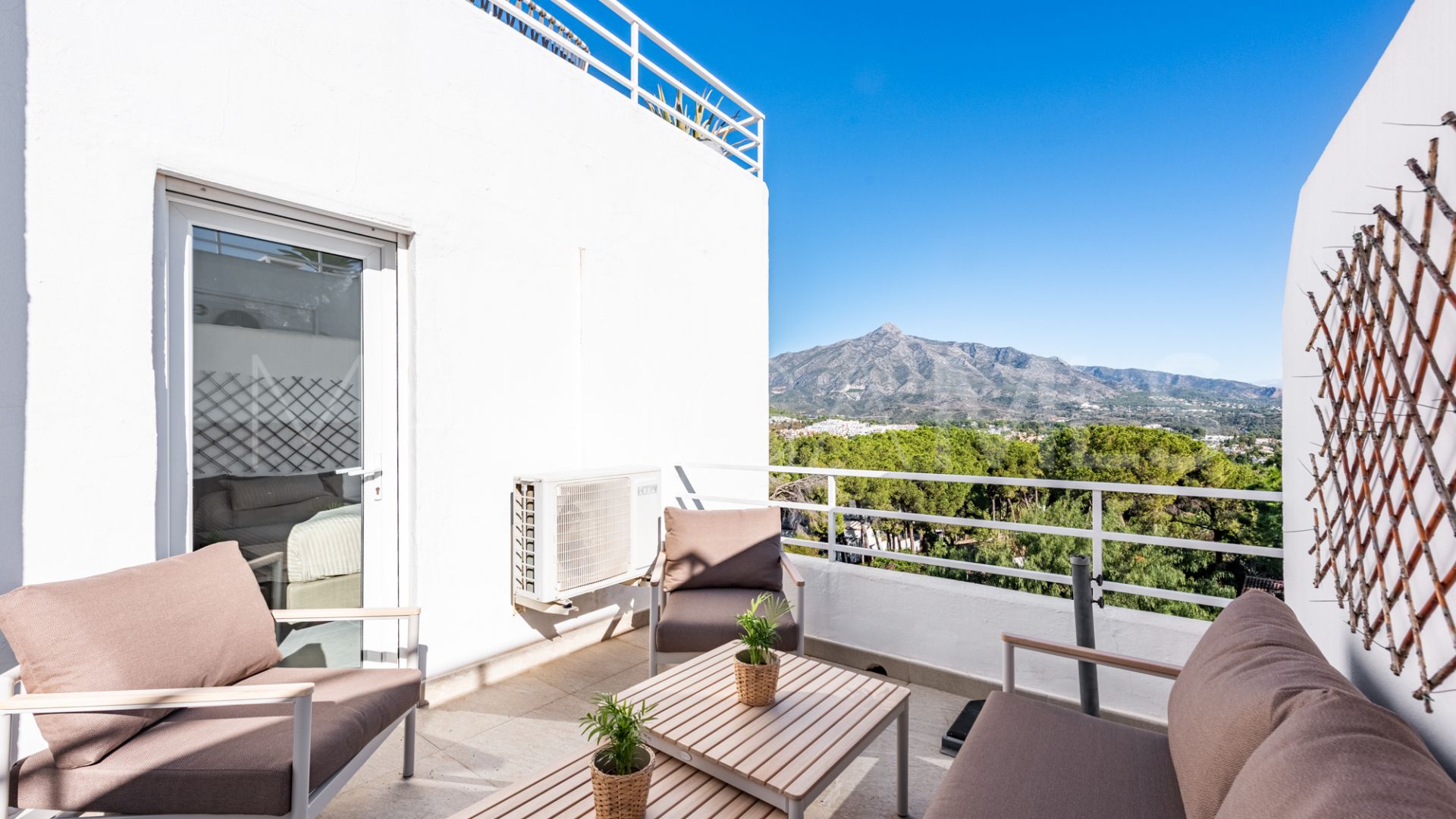 Ground floor duplex for sale in Nueva Andalucia