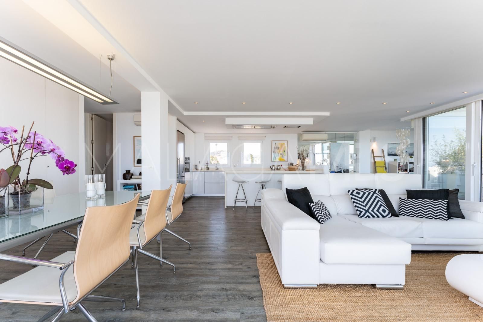 Duplex penthouse for sale in Sitio de Calahonda