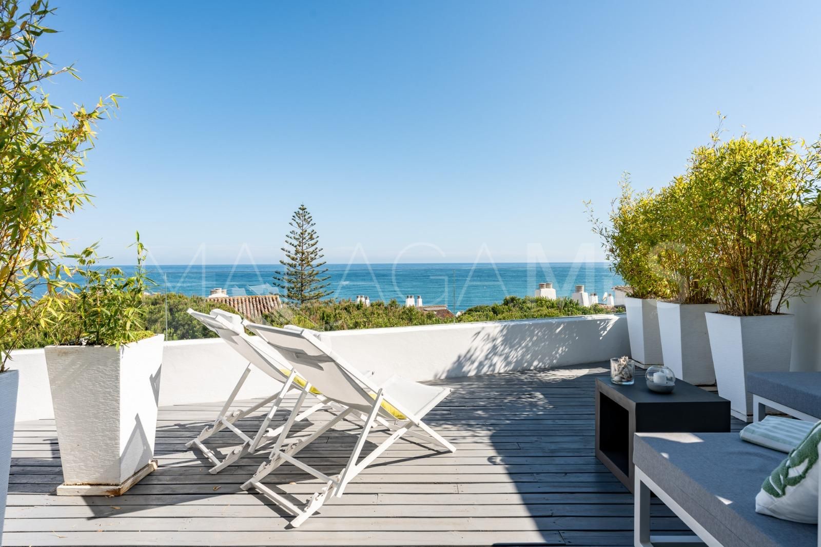 Duplex penthouse for sale in Sitio de Calahonda