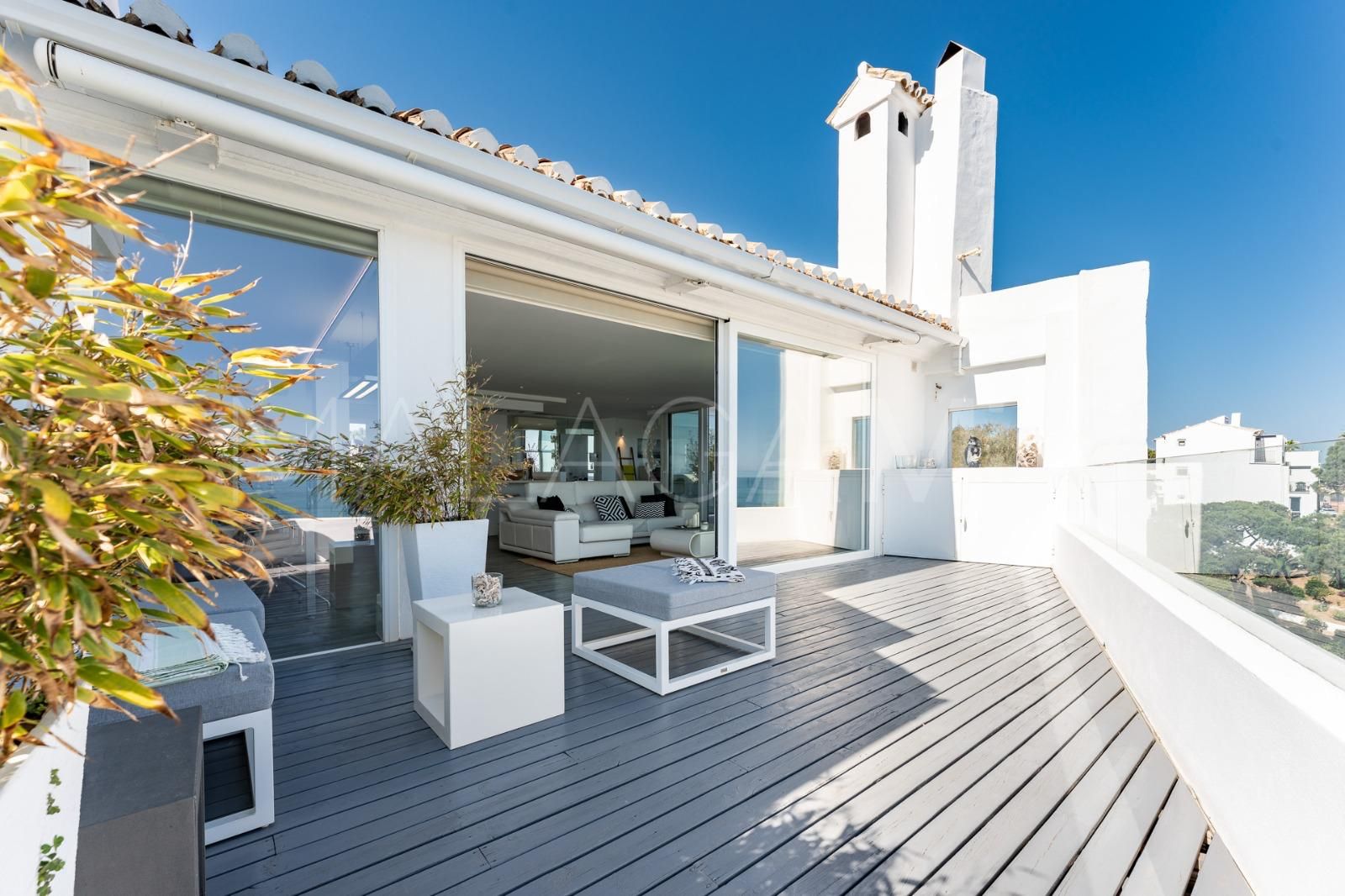 Duplex penthouse for sale in Sitio de Calahonda