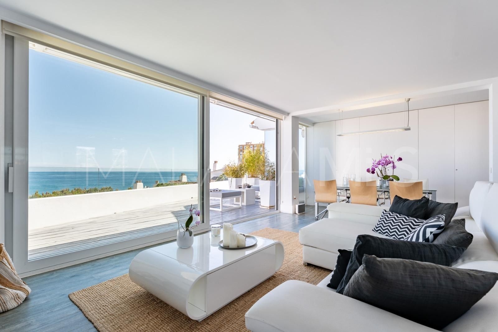 Duplex penthouse for sale in Sitio de Calahonda