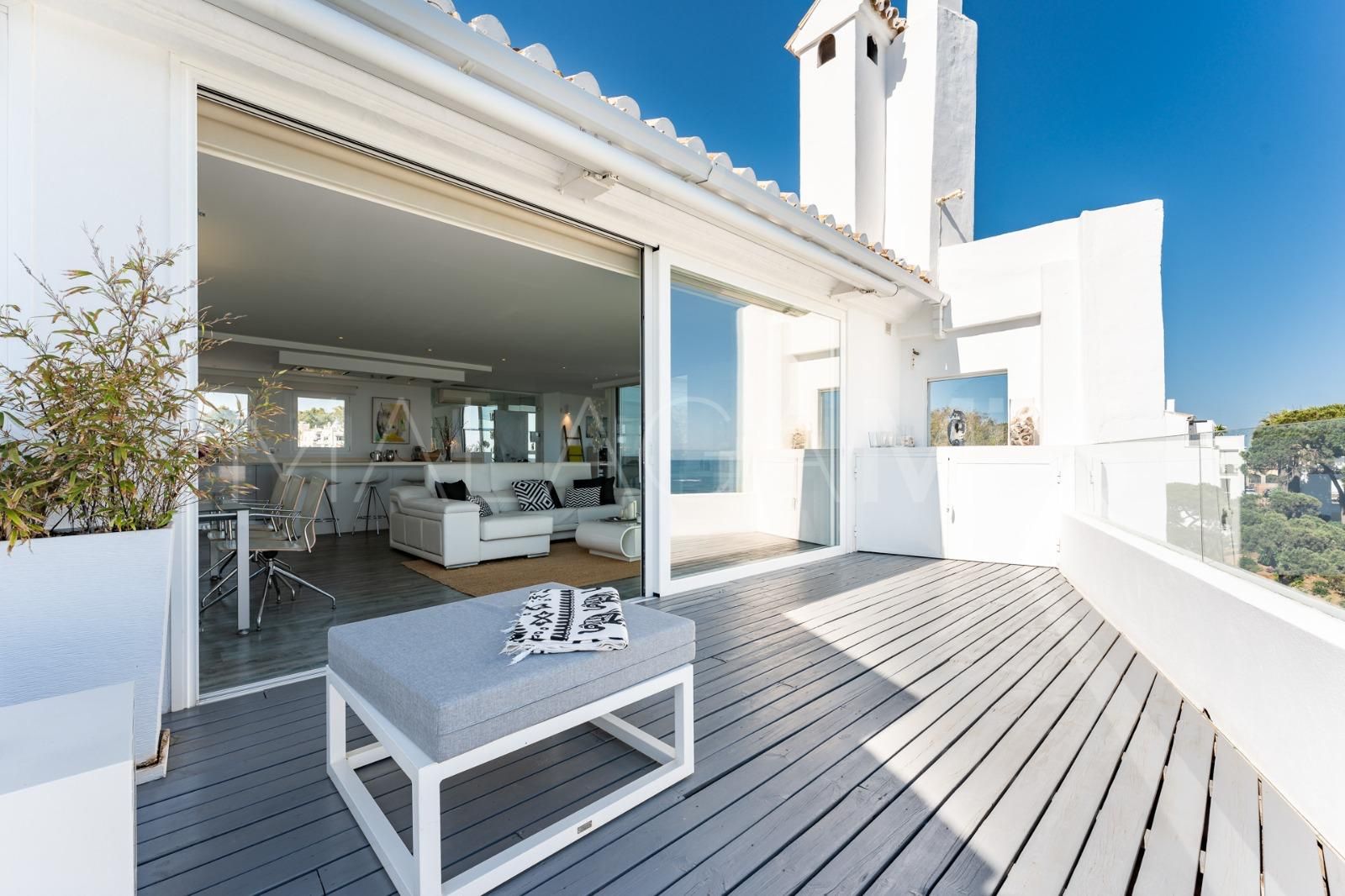 Duplex penthouse for sale in Sitio de Calahonda