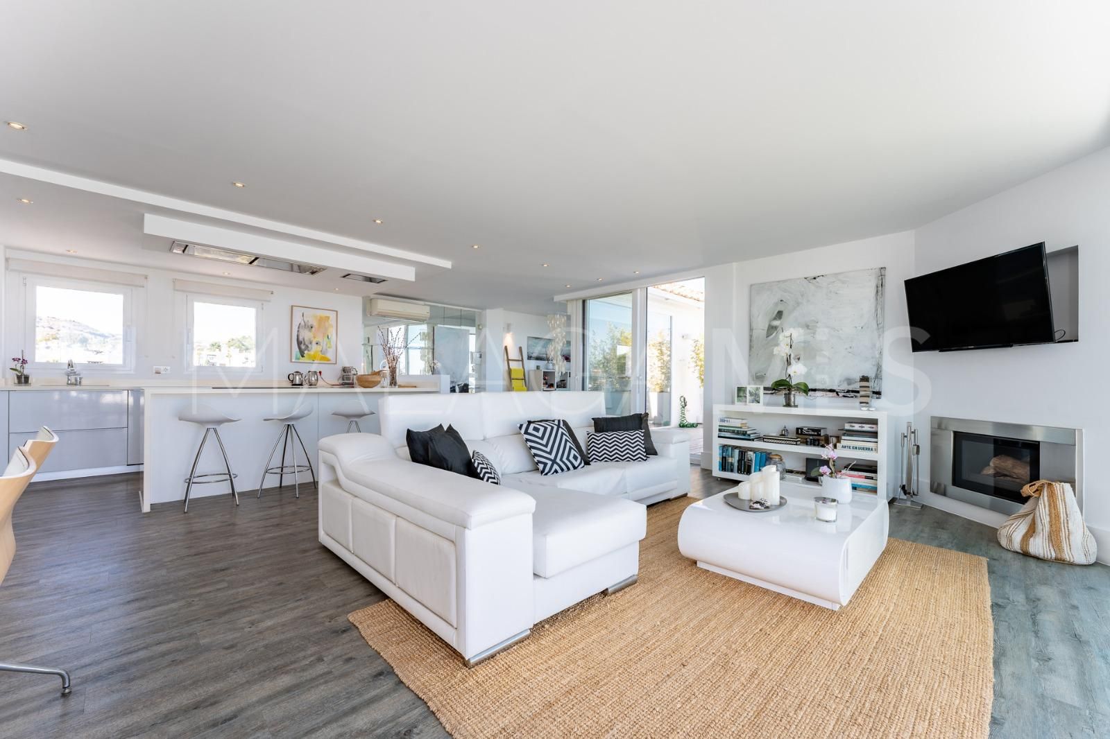 Duplex penthouse for sale in Sitio de Calahonda