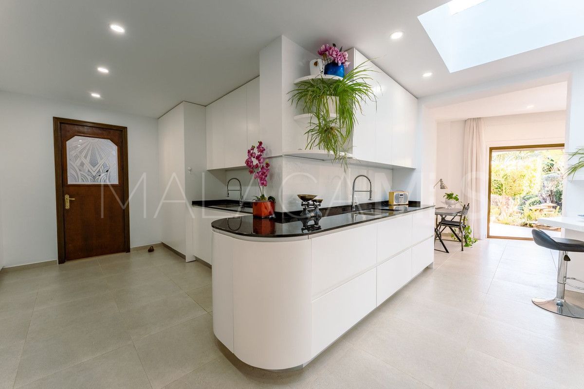 Villa for sale in Benahavis