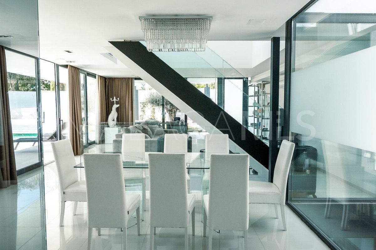 Villa for sale in Nueva Andalucia
