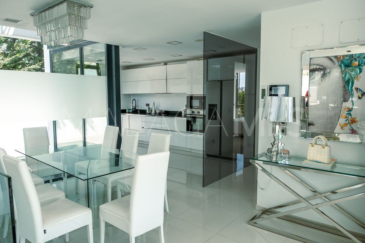 Villa for sale in Nueva Andalucia