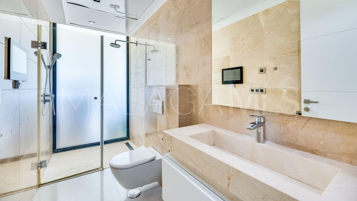 Villa for sale in Nueva Andalucia