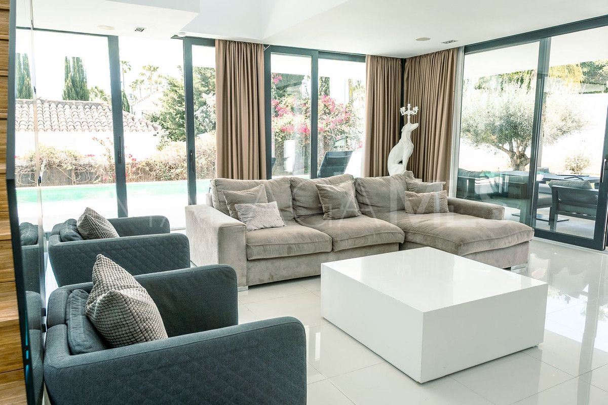 Villa for sale in Nueva Andalucia