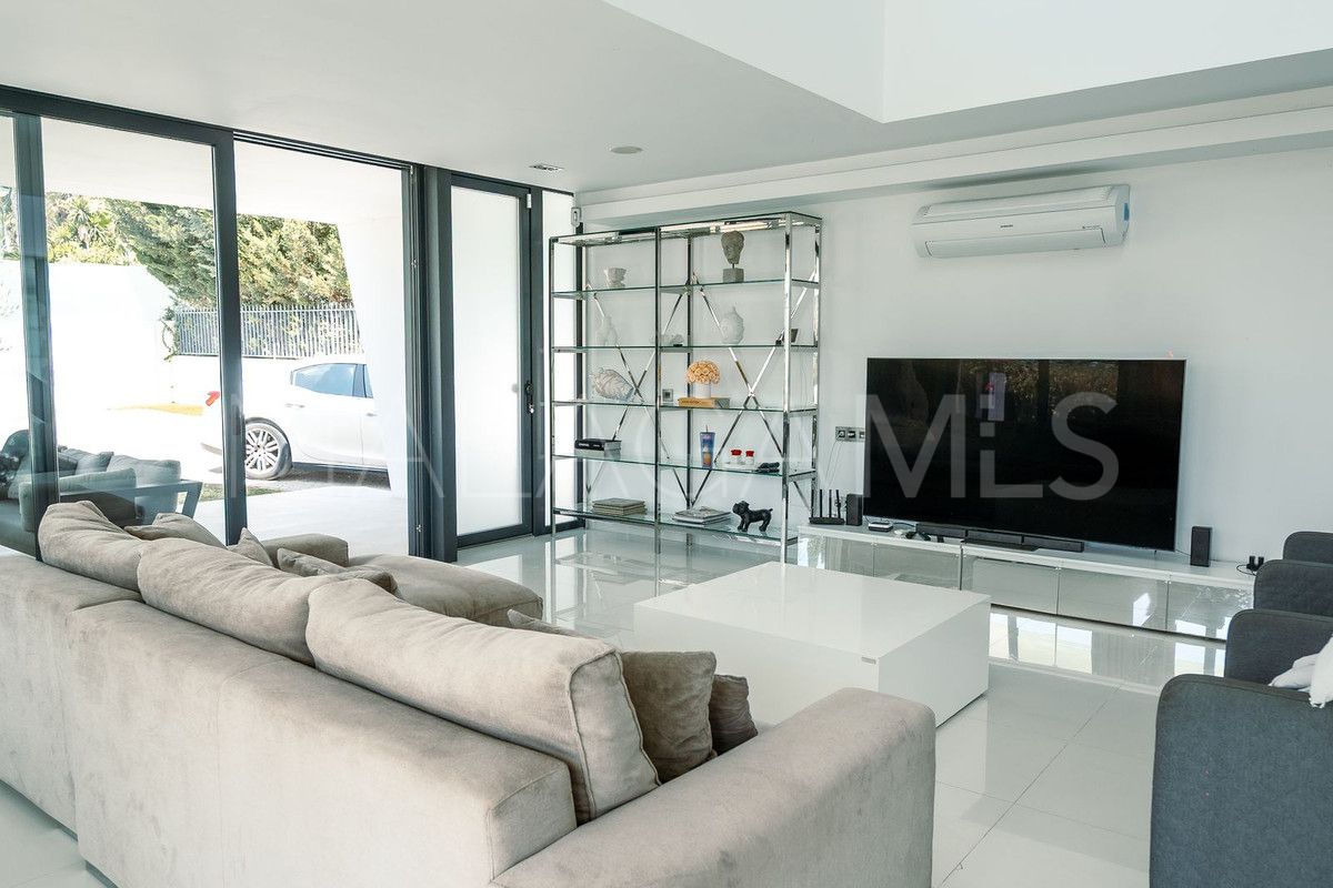 Villa for sale in Nueva Andalucia