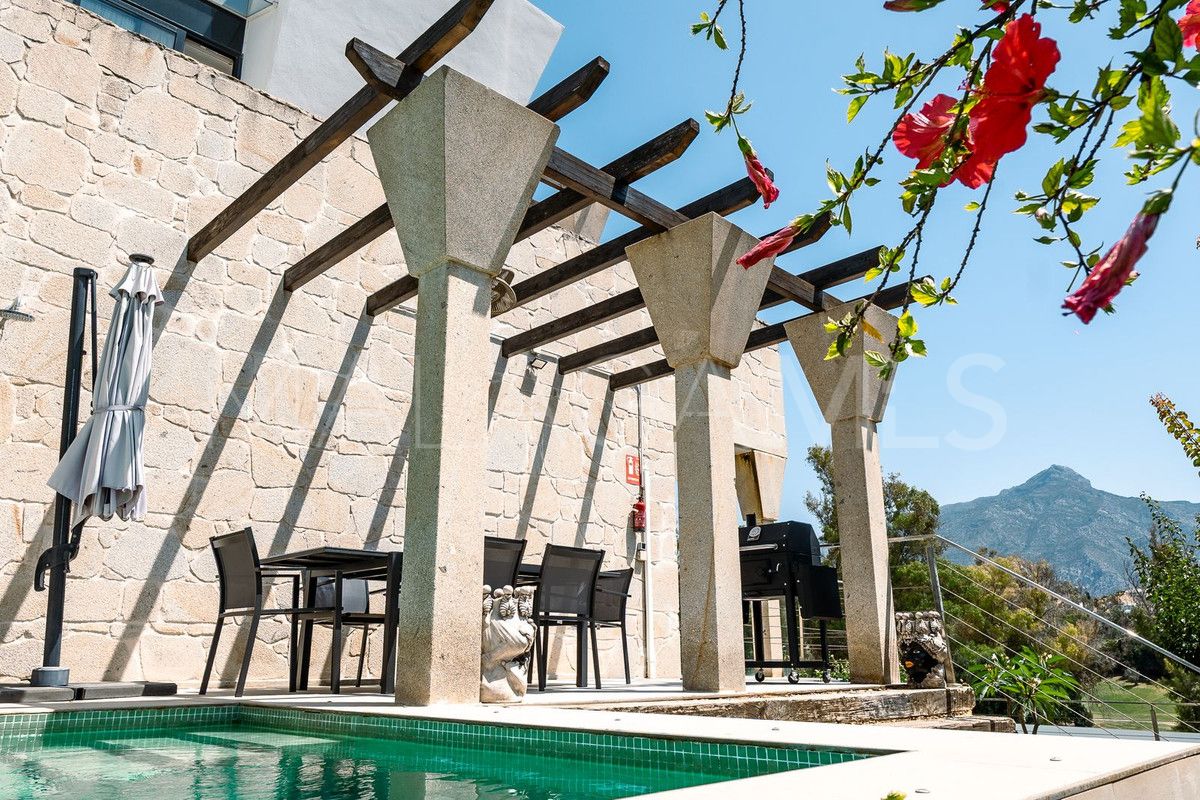 Villa for sale in Nueva Andalucia