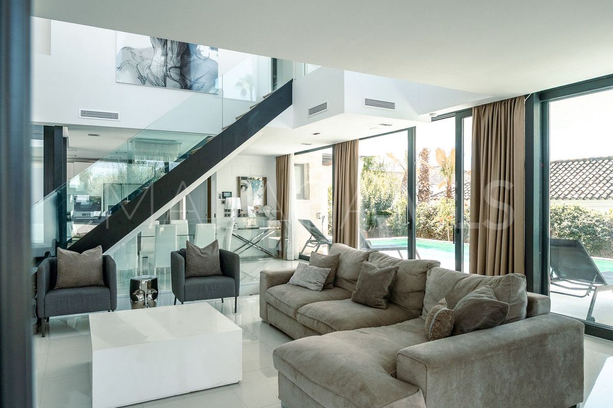 Villa for sale in Nueva Andalucia