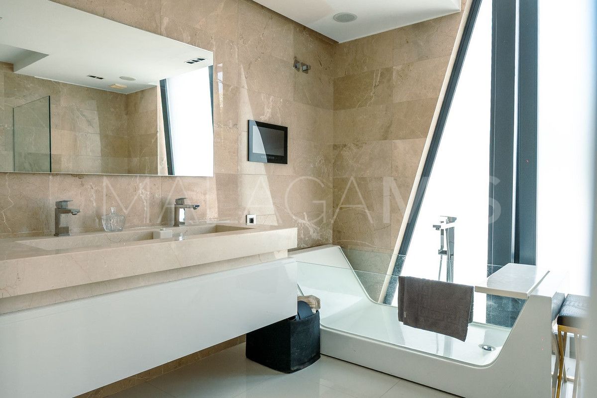 Villa for sale in Nueva Andalucia