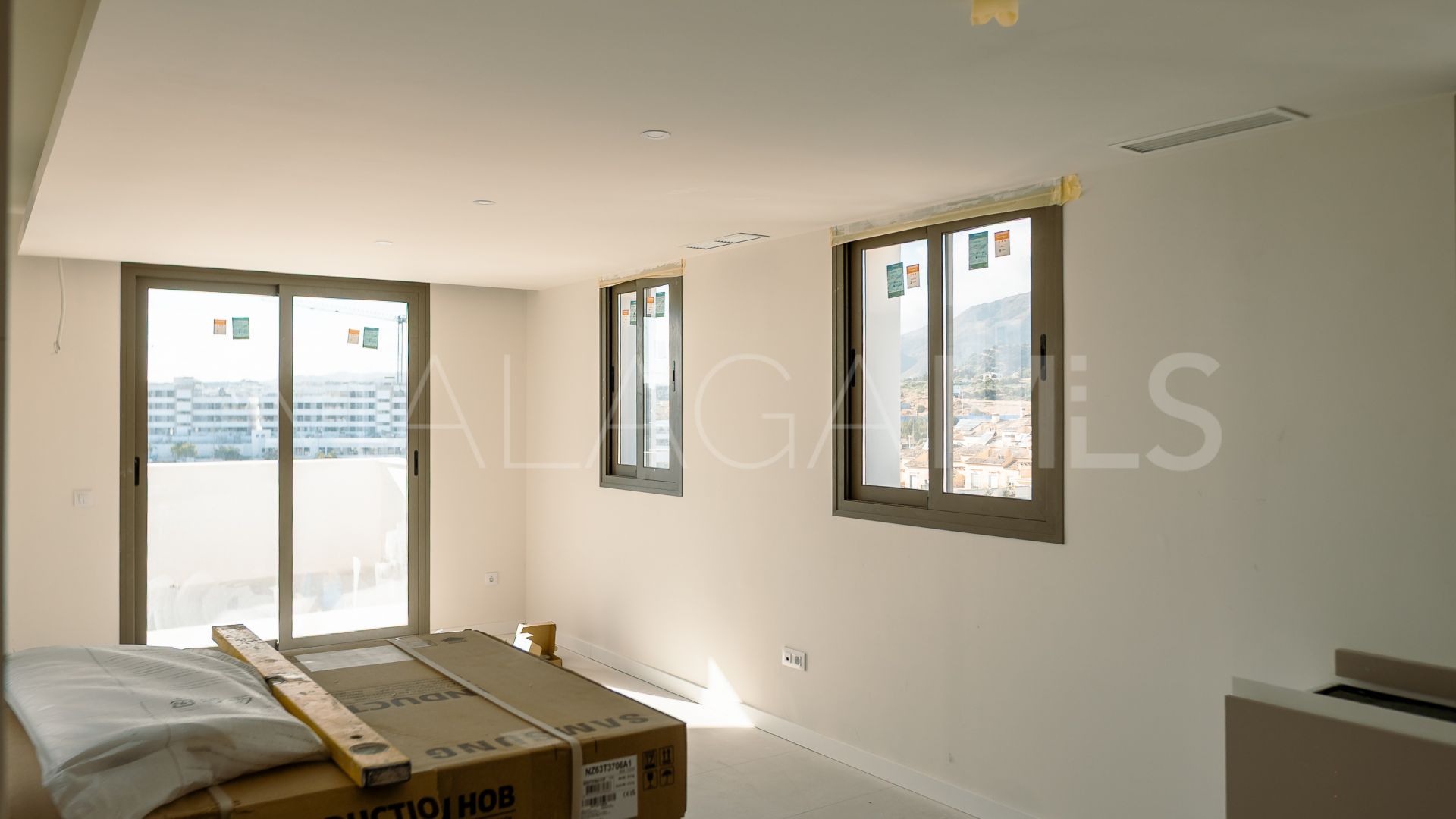 For sale duplex penthouse in Avda de Andalucia - Sierra de Estepona with 2 bedrooms