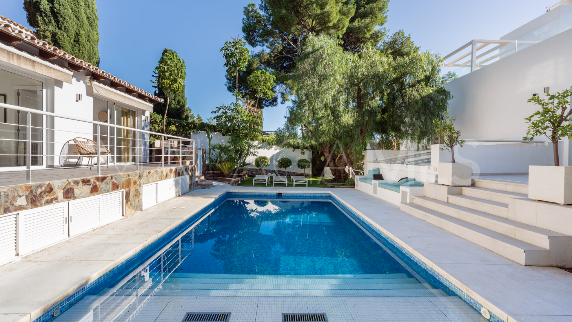 5 bedrooms Nueva Andalucia villa for sale