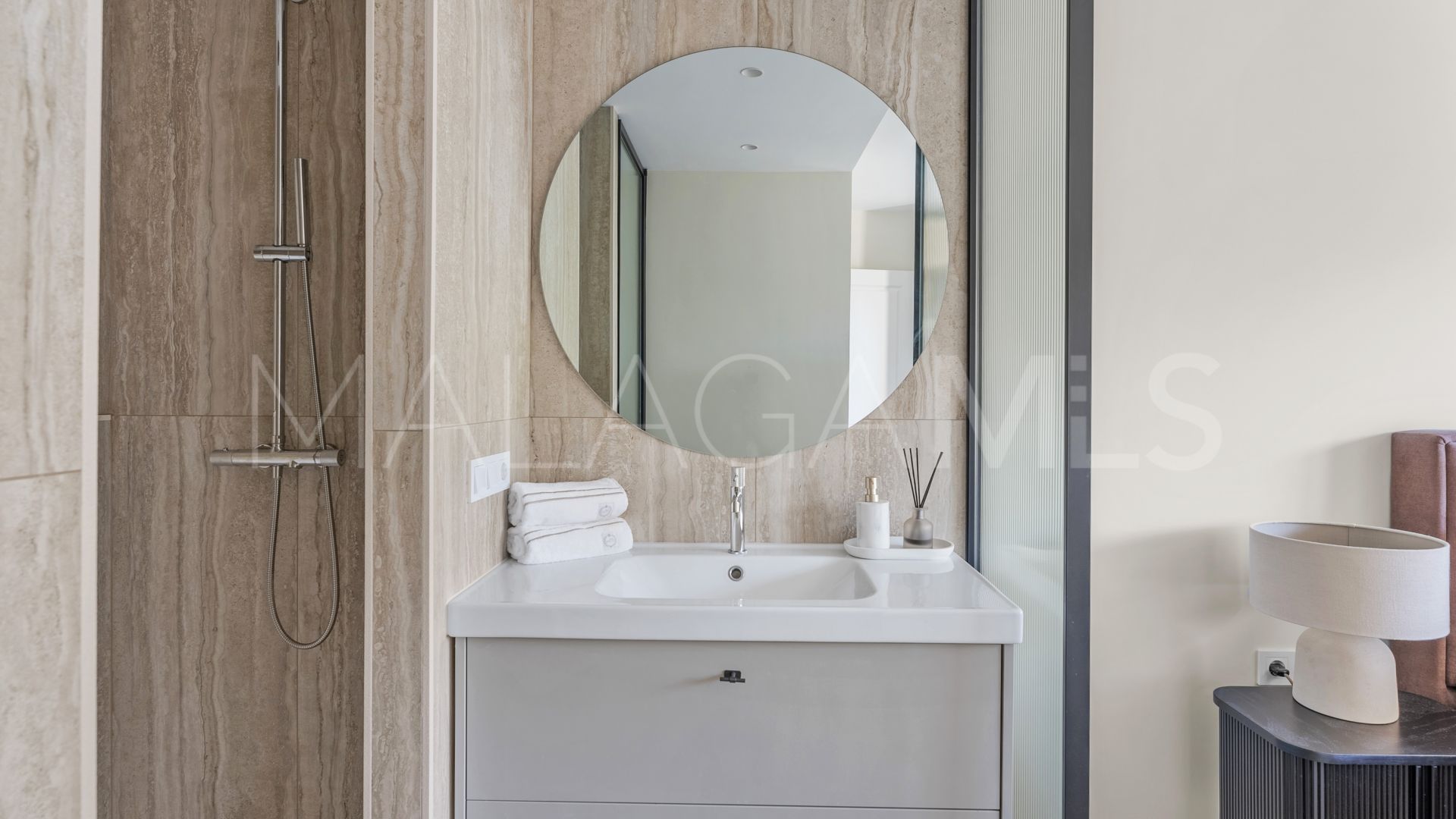 Buy Los Almendros apartment with 3 bedrooms