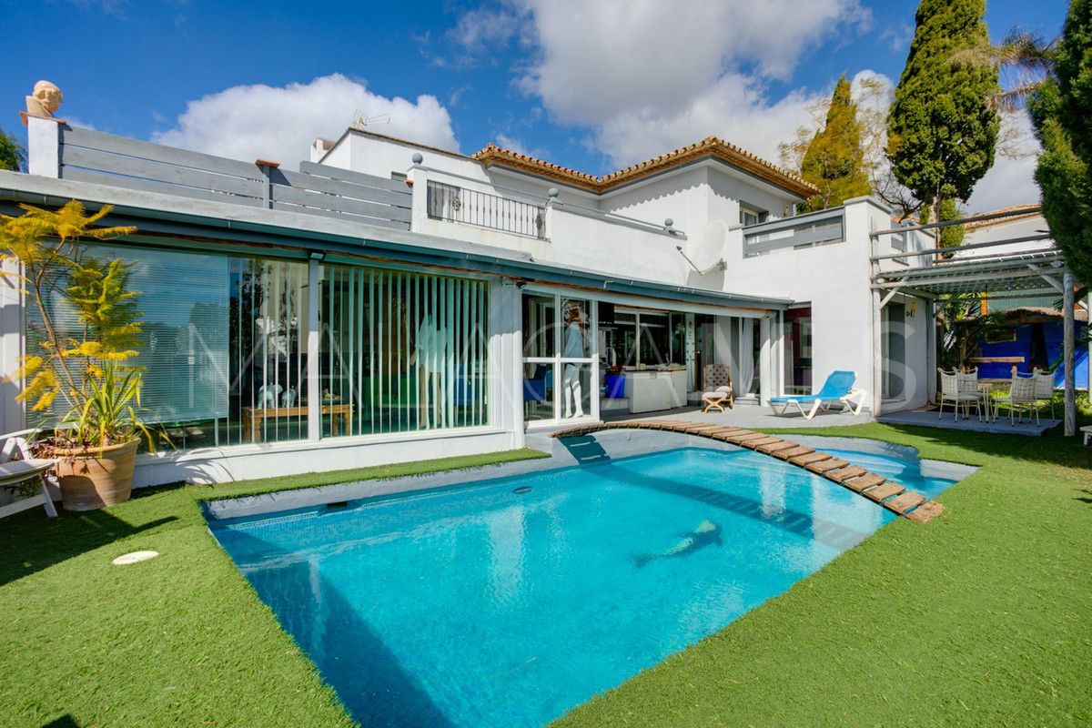 Villa for sale in Estepona Golf