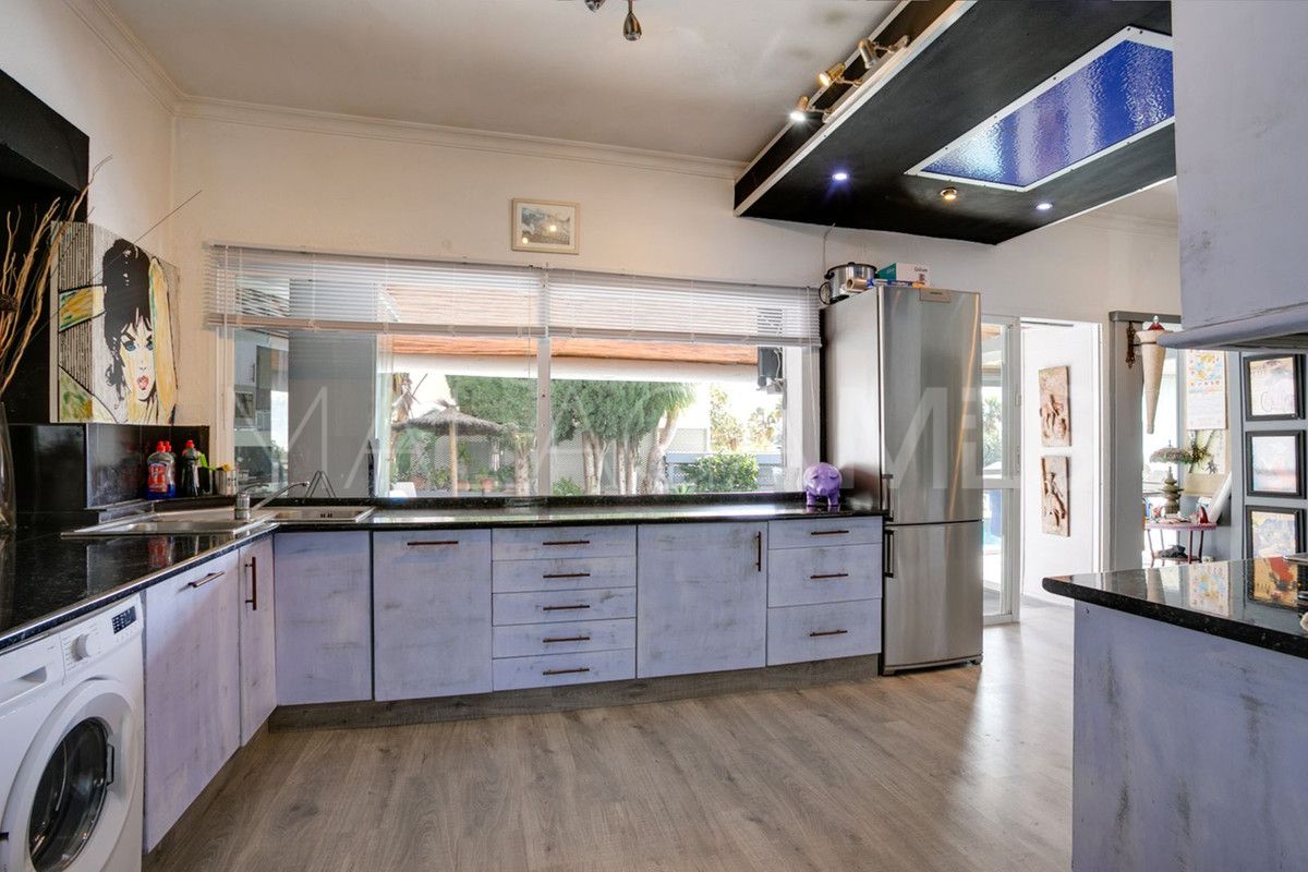 Villa for sale in Estepona Golf