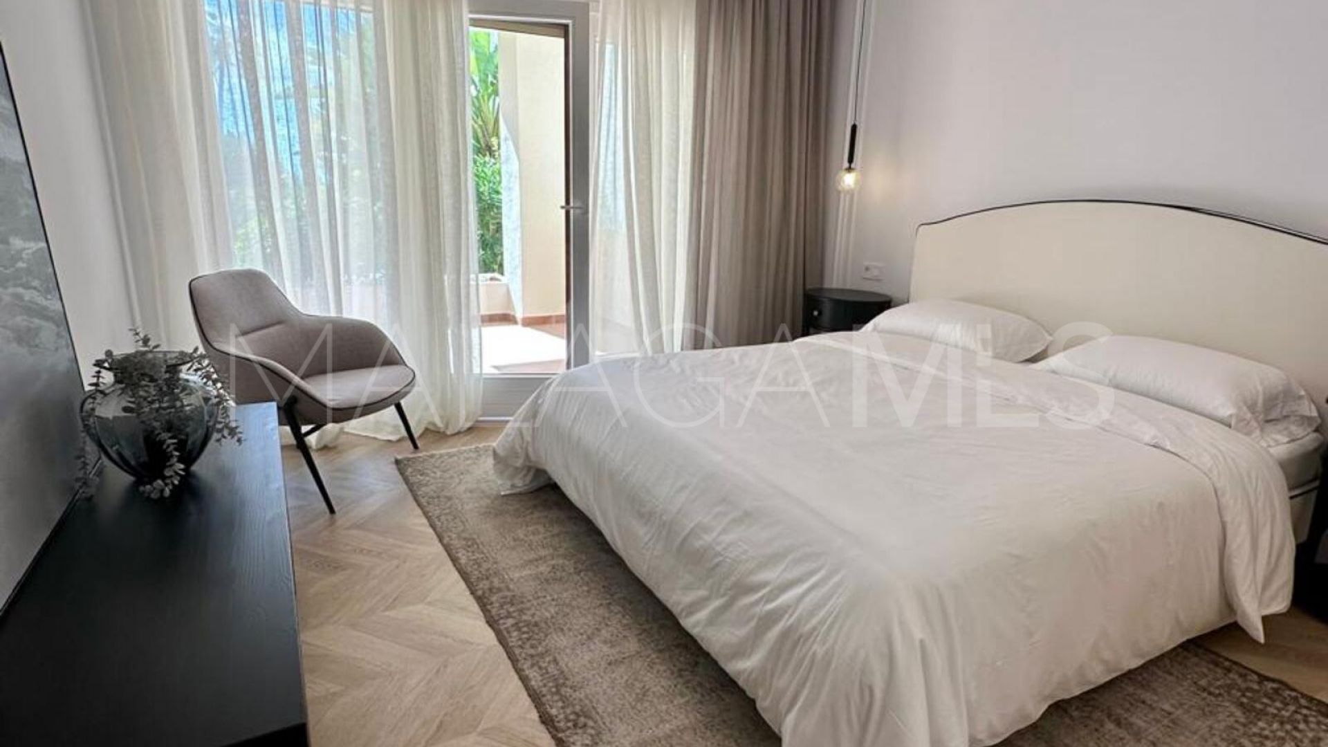 Se vende apartamento planta baja in Estepona