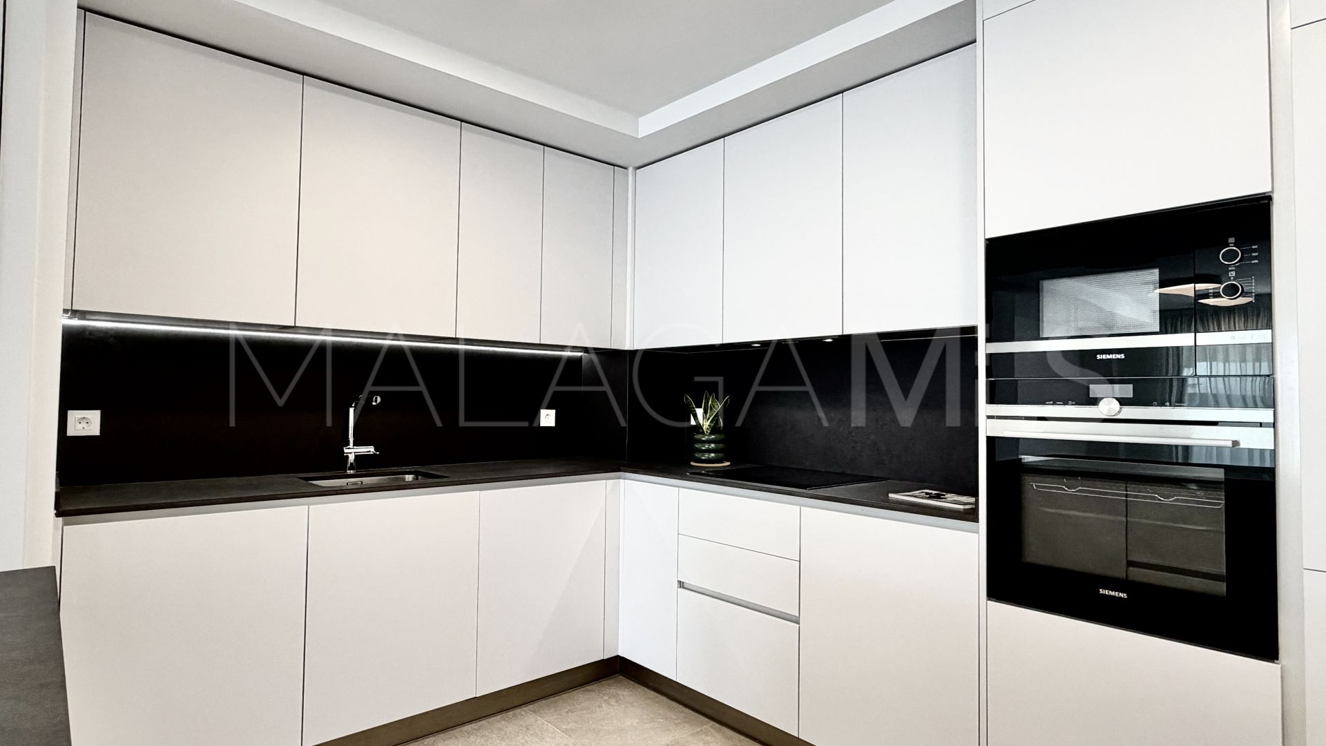 Ground floor apartment with 2 bedrooms for sale in Estepona Town