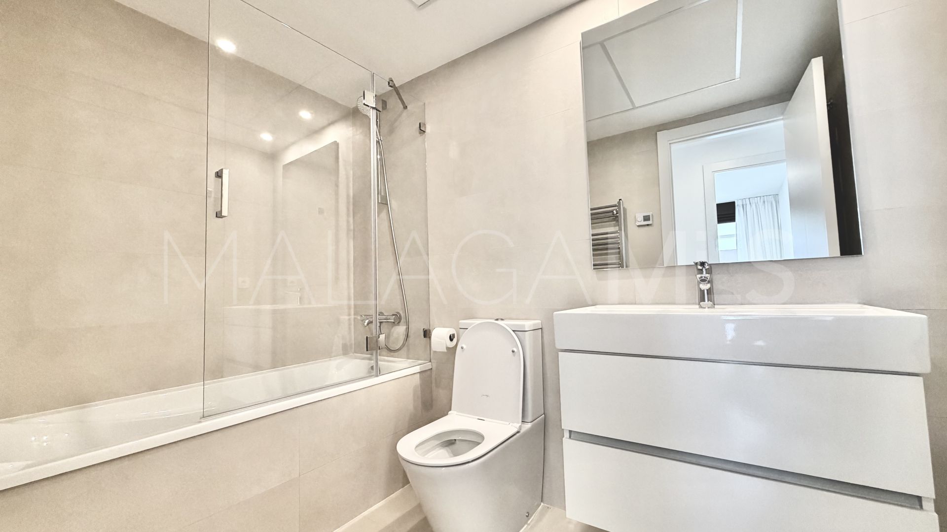 Ground floor apartment with 2 bedrooms for sale in Estepona Town