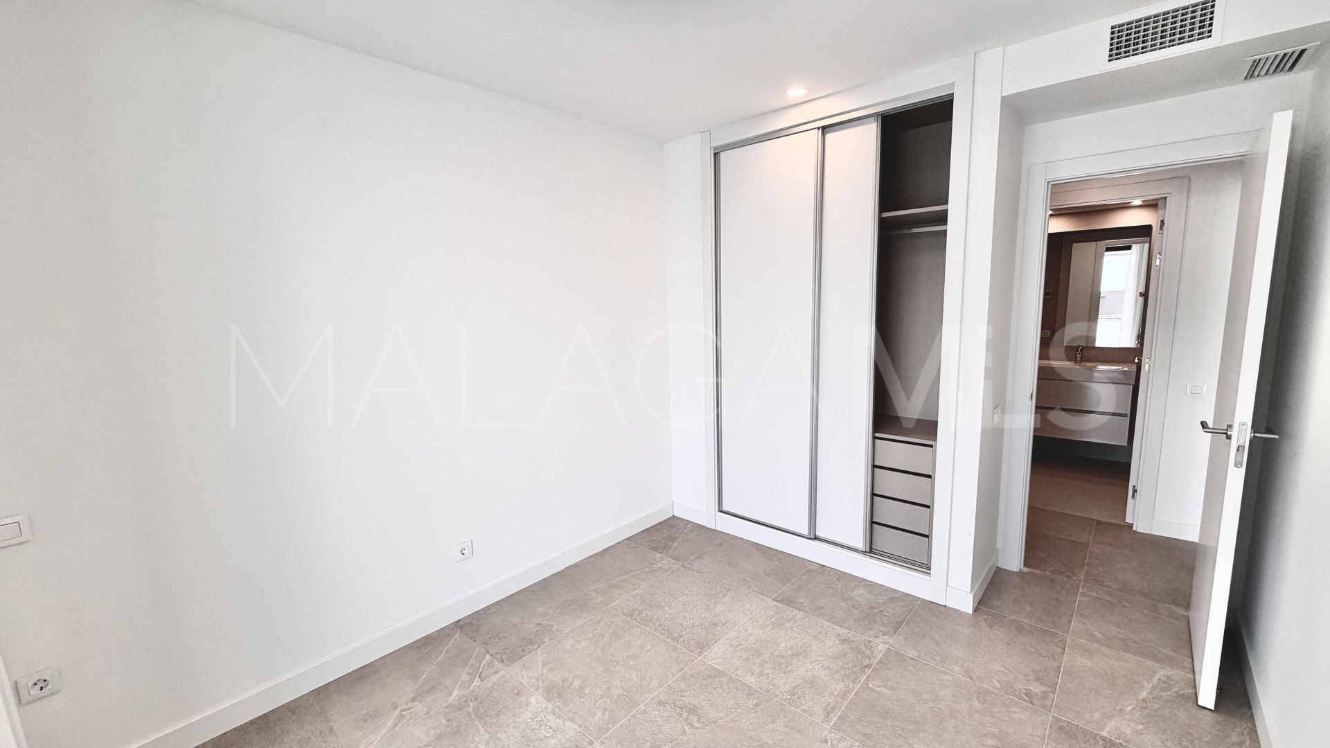 Ground floor apartment with 2 bedrooms for sale in Estepona Town