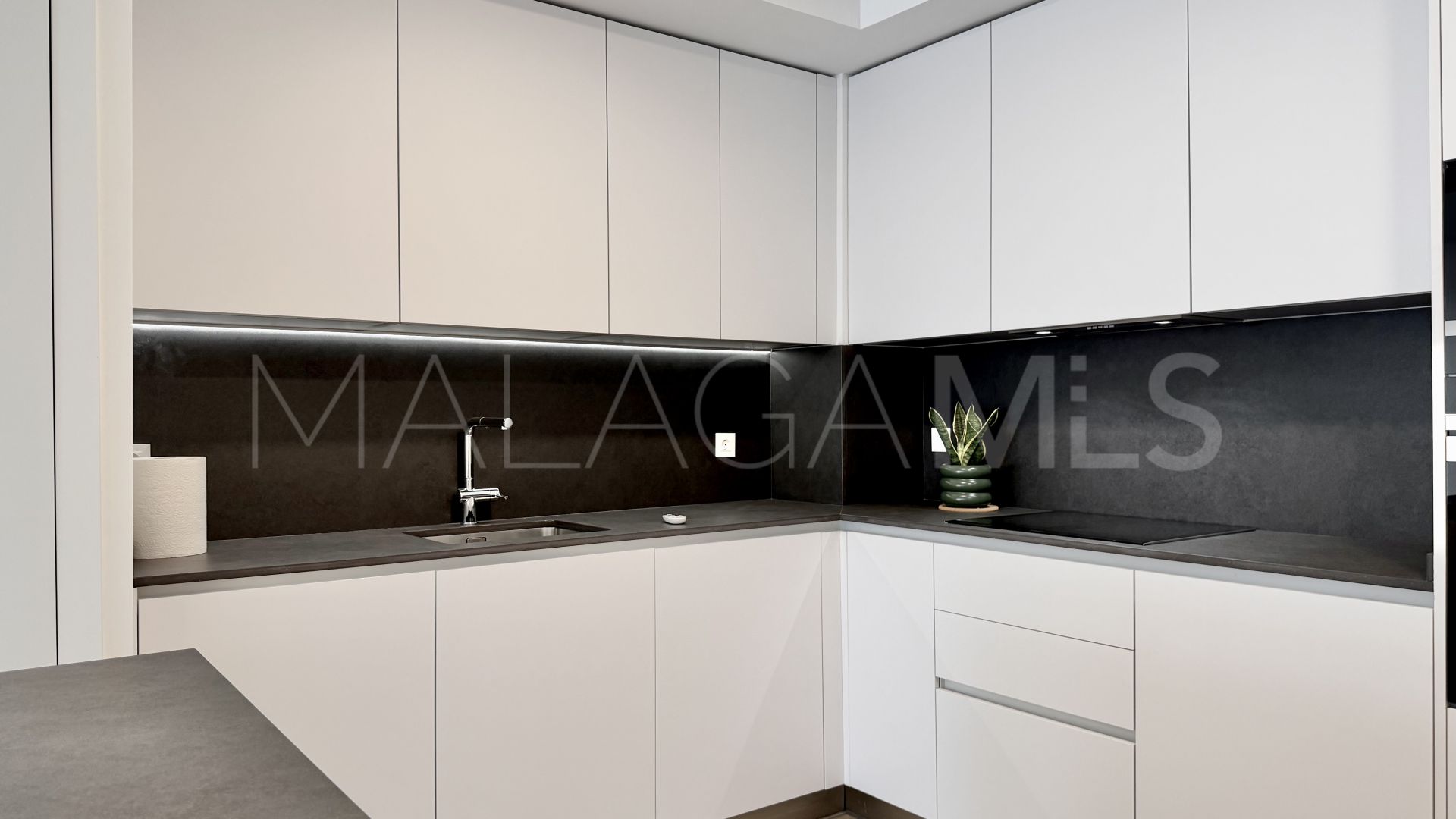 Ground floor apartment with 2 bedrooms for sale in Estepona Town