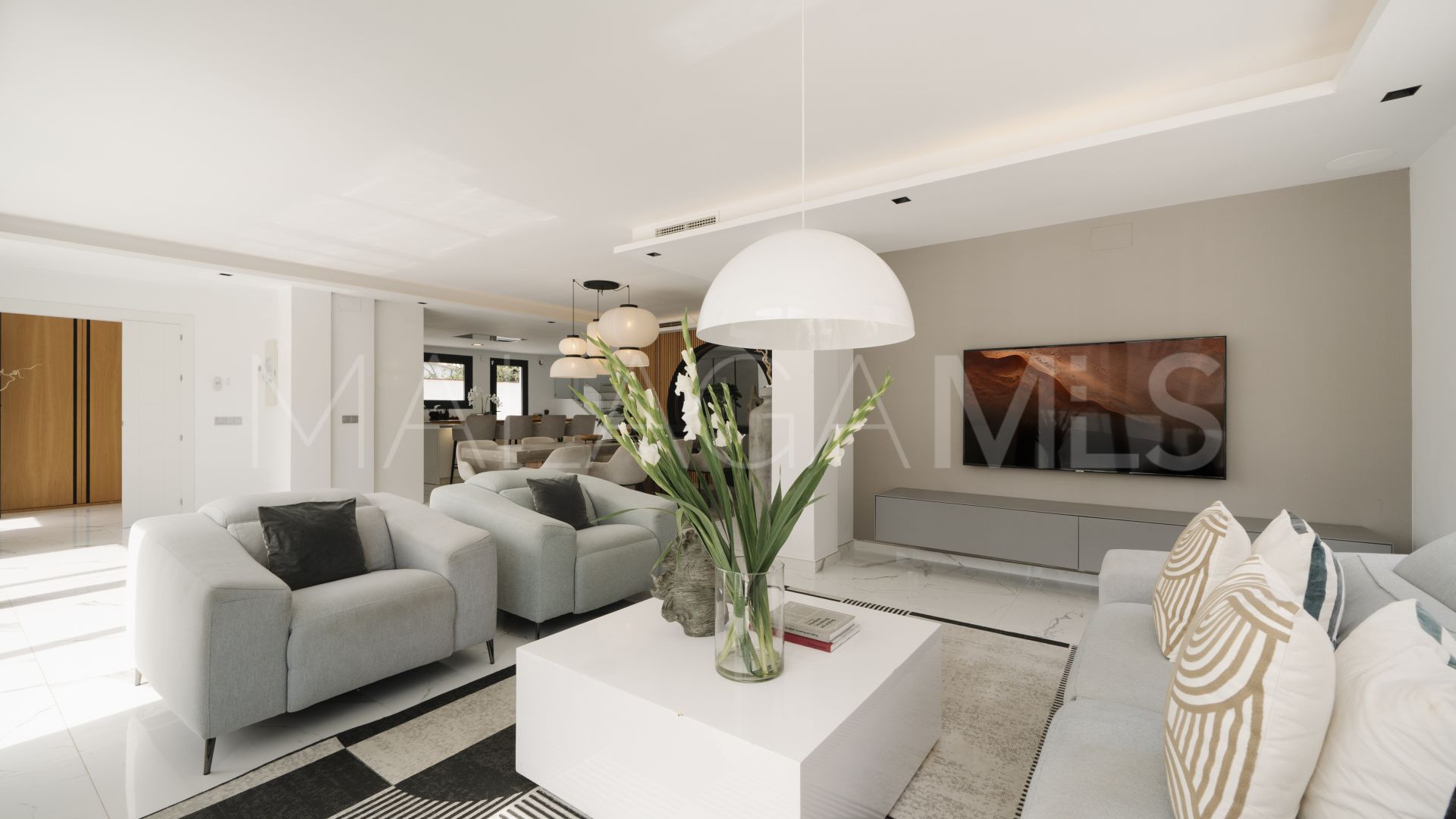 Villa for sale in Nueva Andalucia