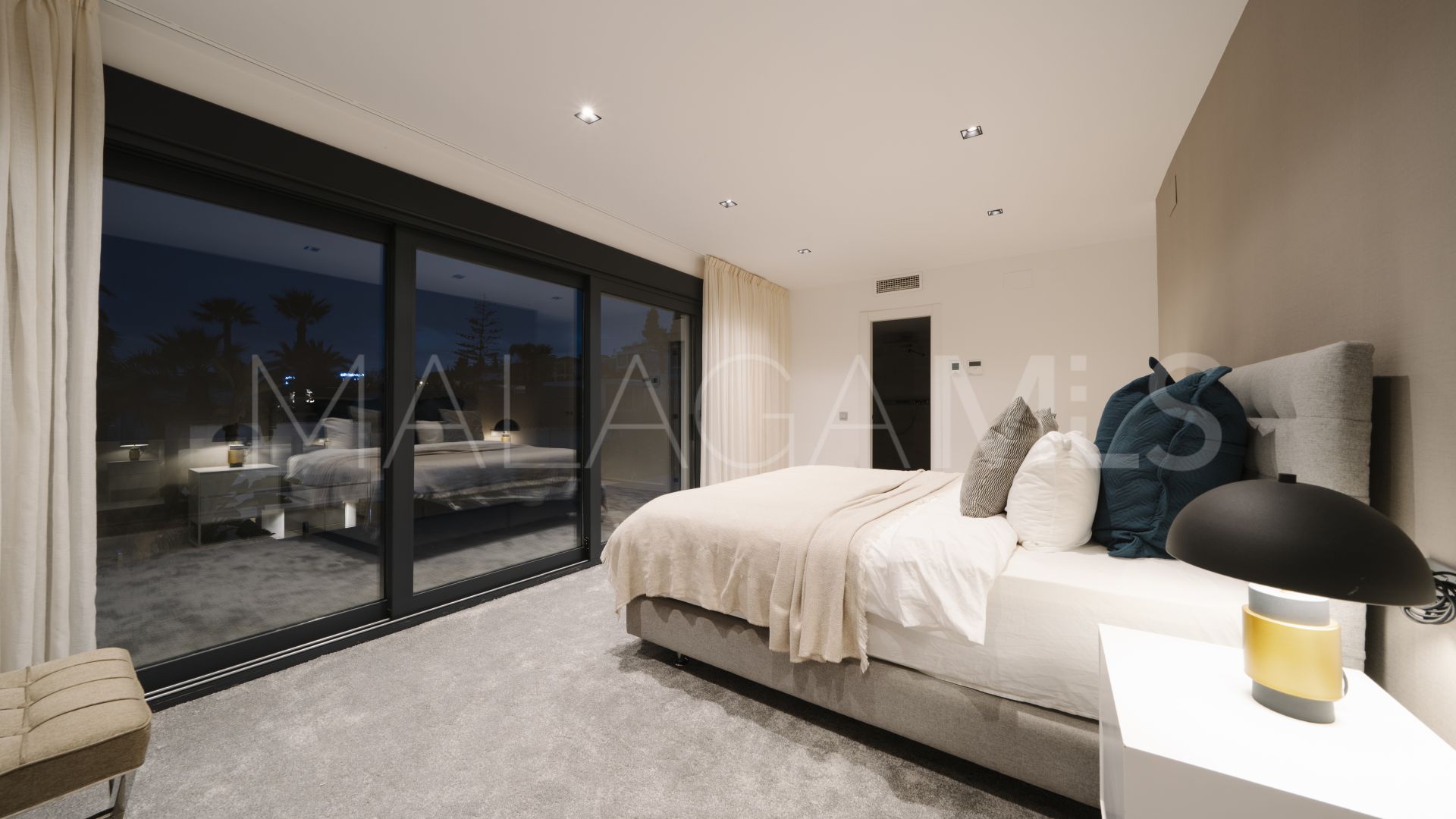 Villa for sale in Nueva Andalucia