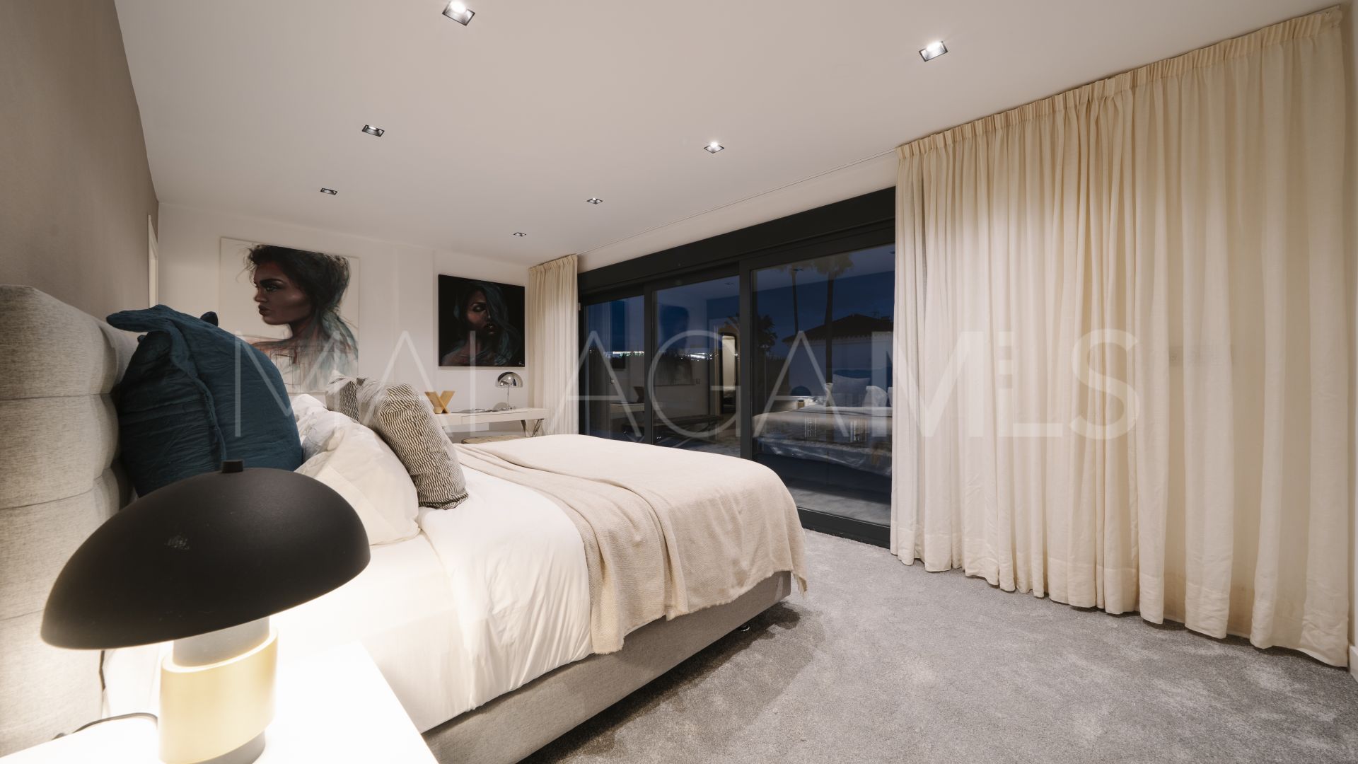 Villa for sale in Nueva Andalucia