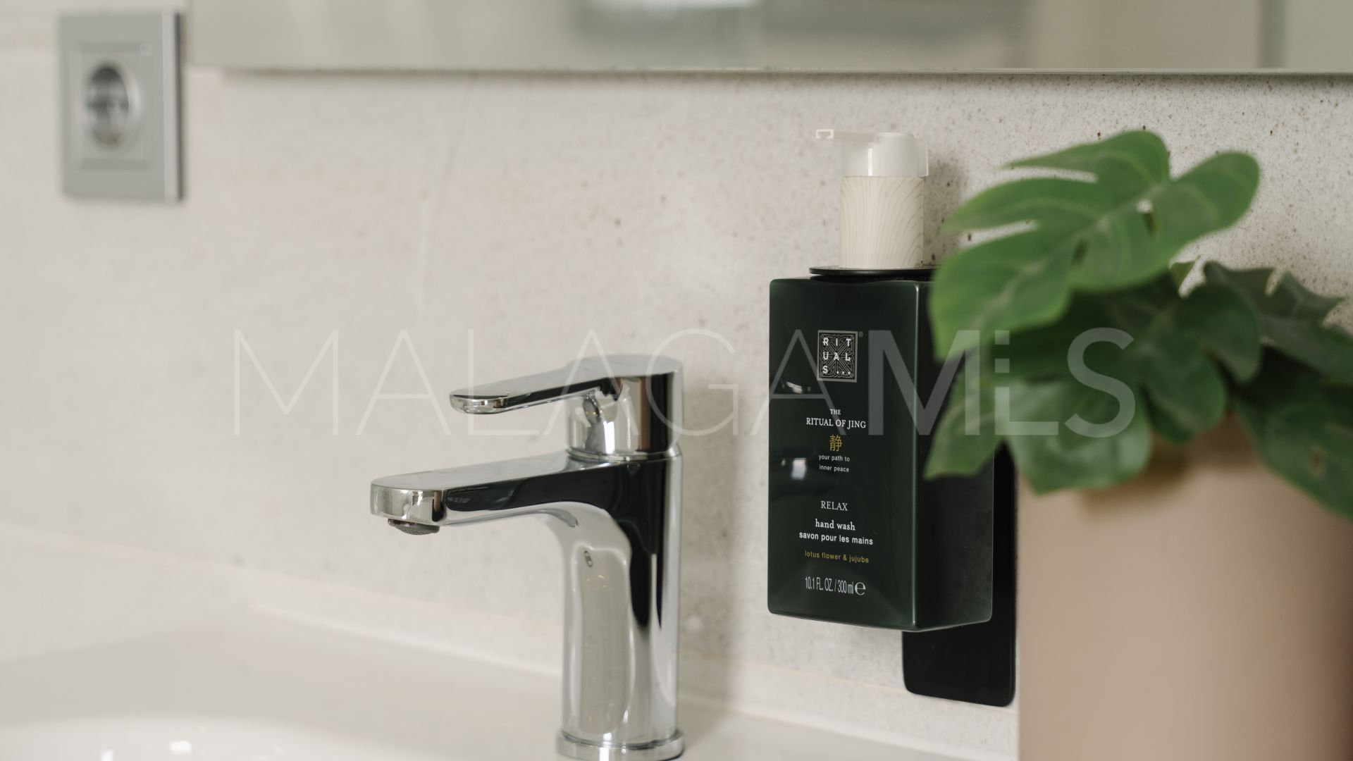 Villa for sale in Nueva Andalucia