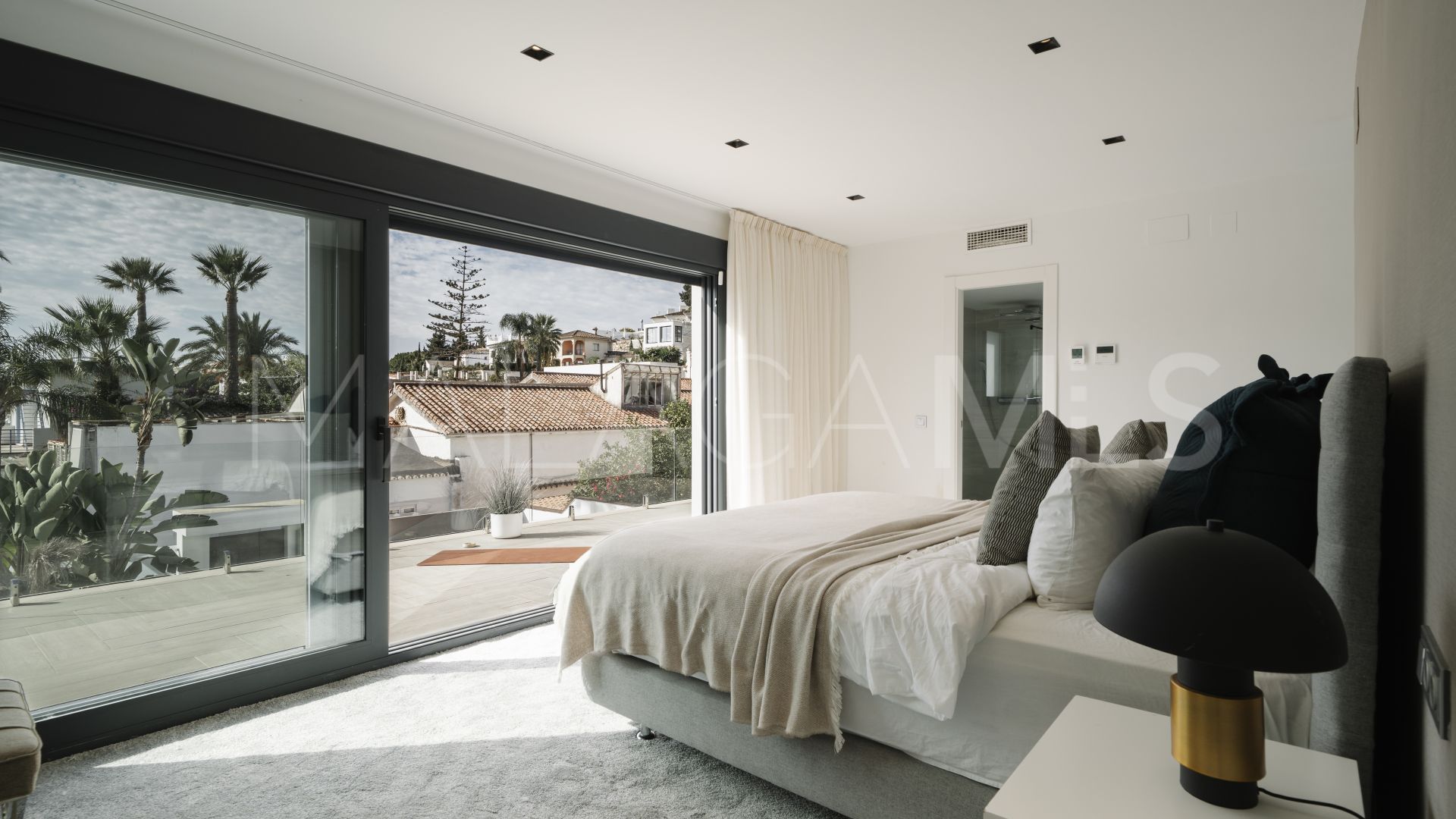 Villa for sale in Nueva Andalucia