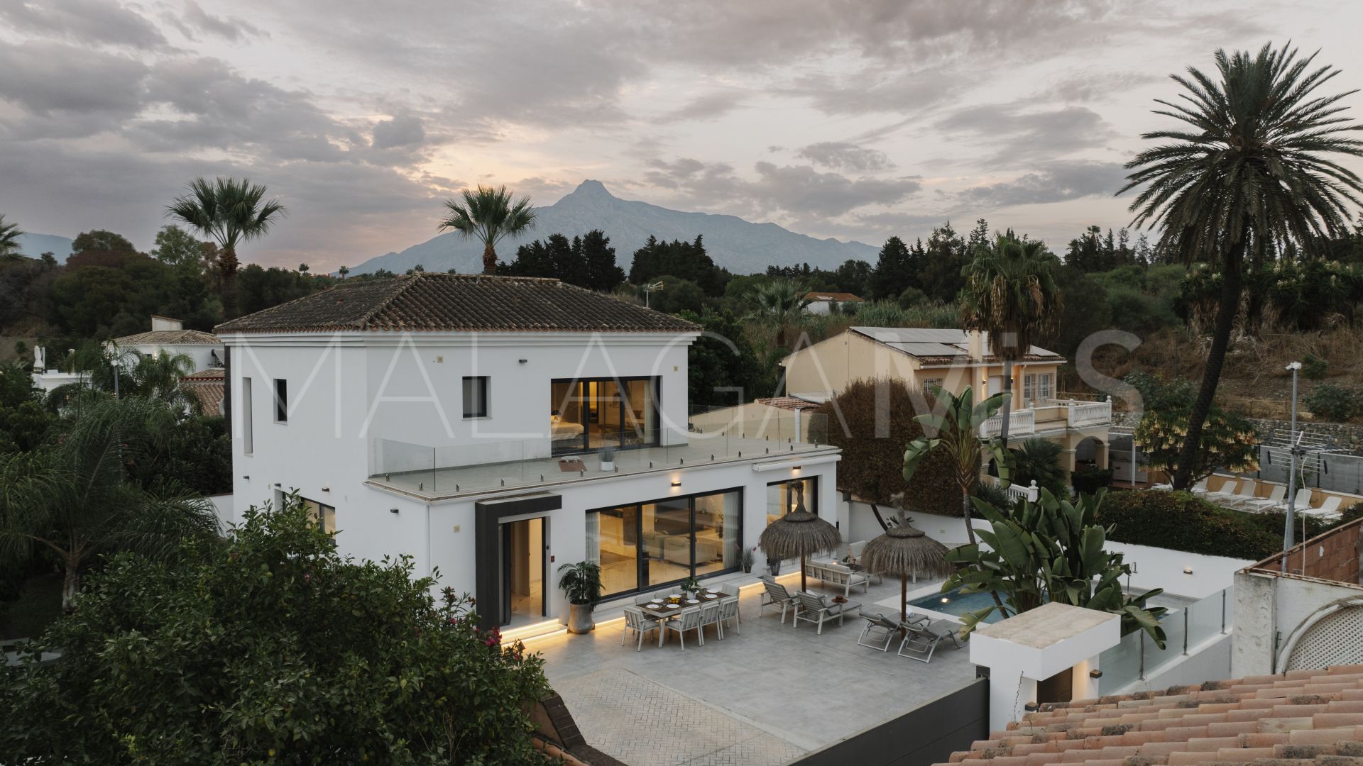Villa for sale in Nueva Andalucia