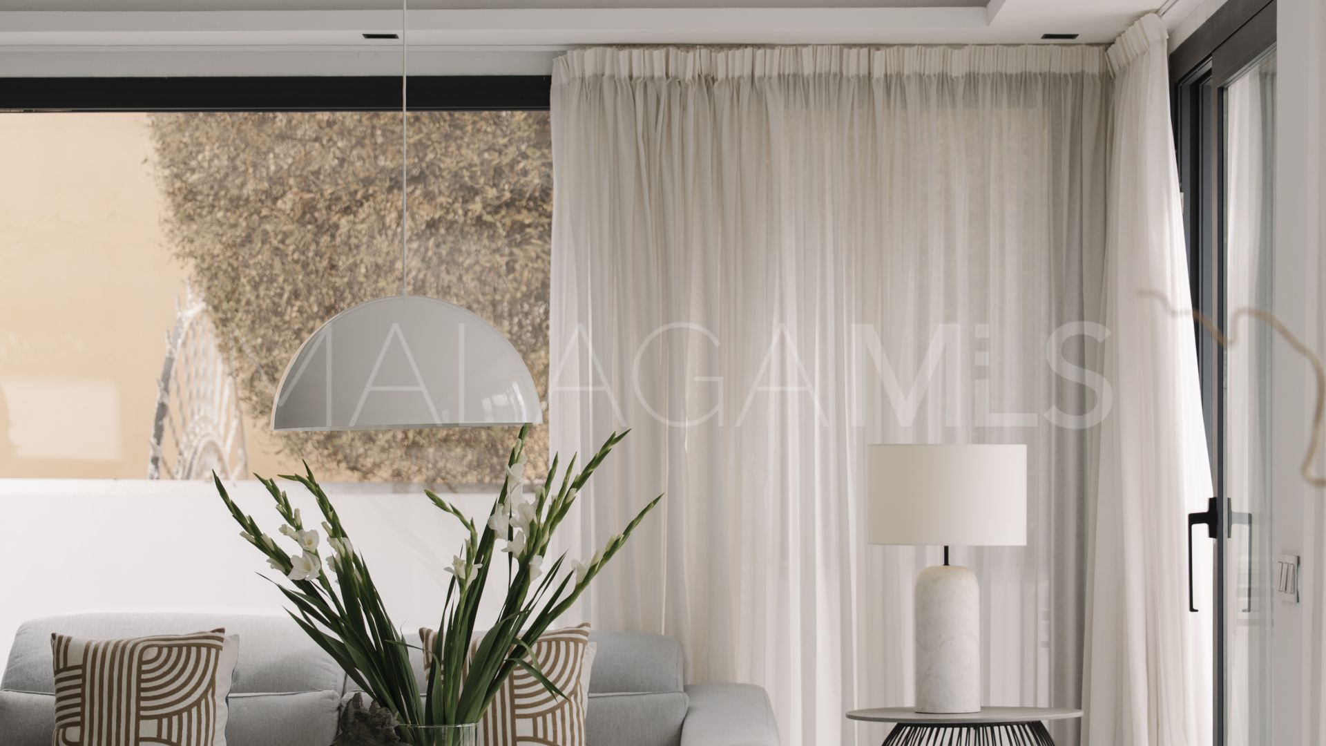 Villa for sale in Nueva Andalucia